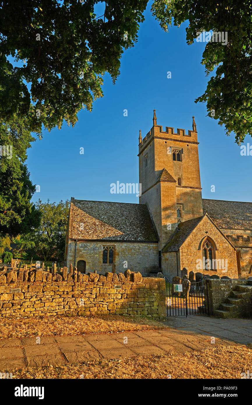 L'église St Eadburgha sur Broadway un soir d'été. Banque D'Images
