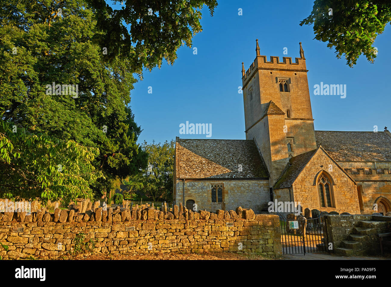 L'église St Eadburgha sur Broadway un soir d'été. Banque D'Images