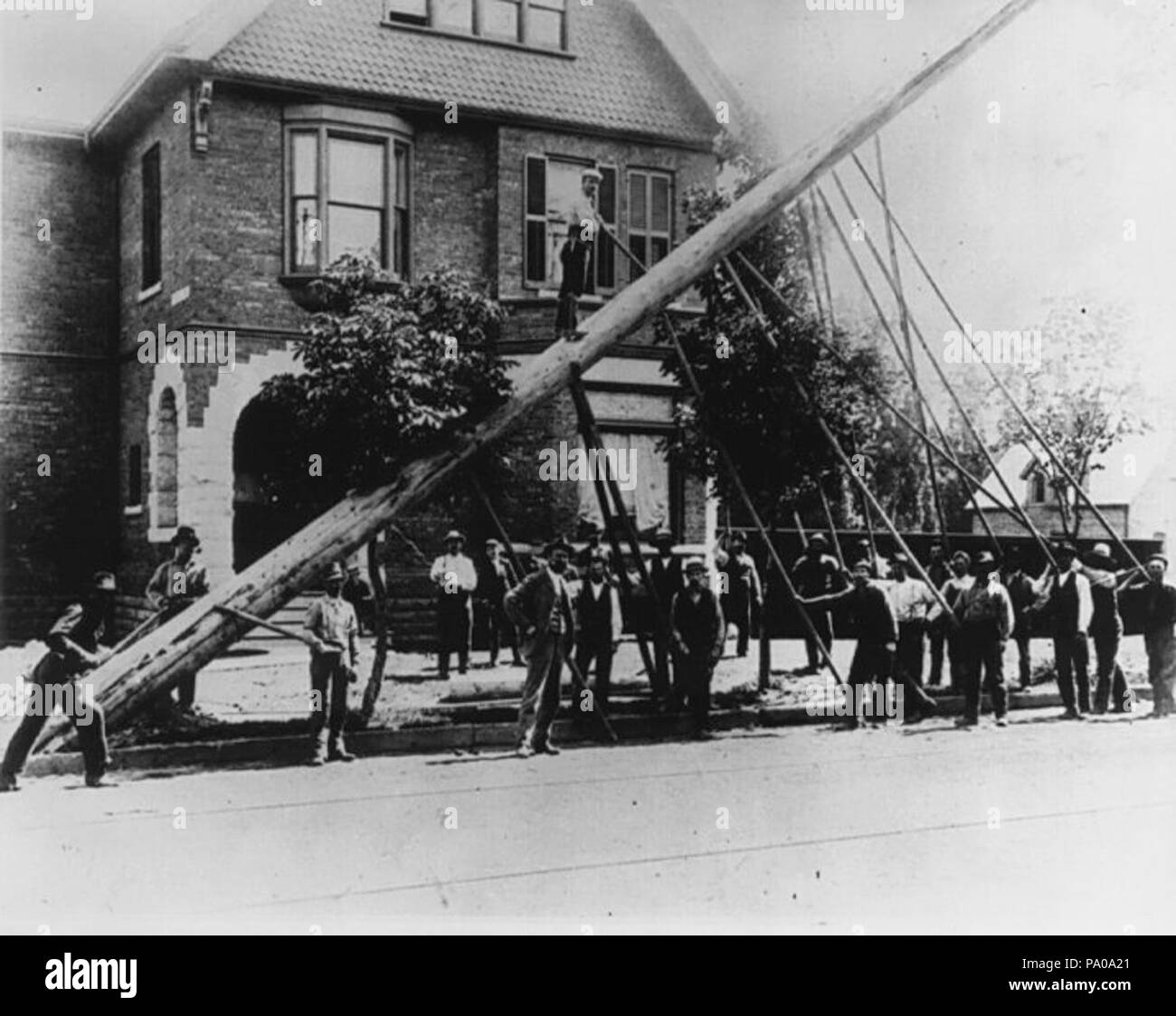 625 l'érection d'un poteau de téléphone au King et de Dufferin Banque D'Images