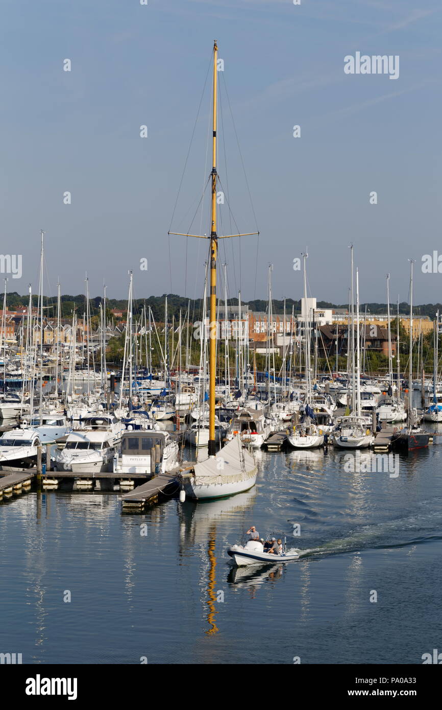 Yachts et bateaux dans le port de Lymington Lymington Hampshire Banque D'Images