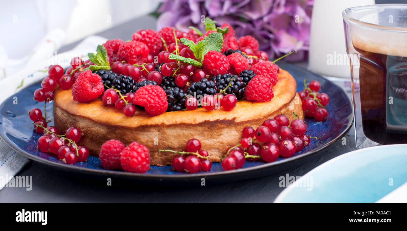 Patisseries Faites Maison Avec Des Fruits Et Des Fleurs Hydrangea Le Gateau Est Decore Avec Des Baies Fraiches Et De Menthe L Alimentation D Ete Petit Dejeuner Sucre Copy Space Photo Stock Alamy