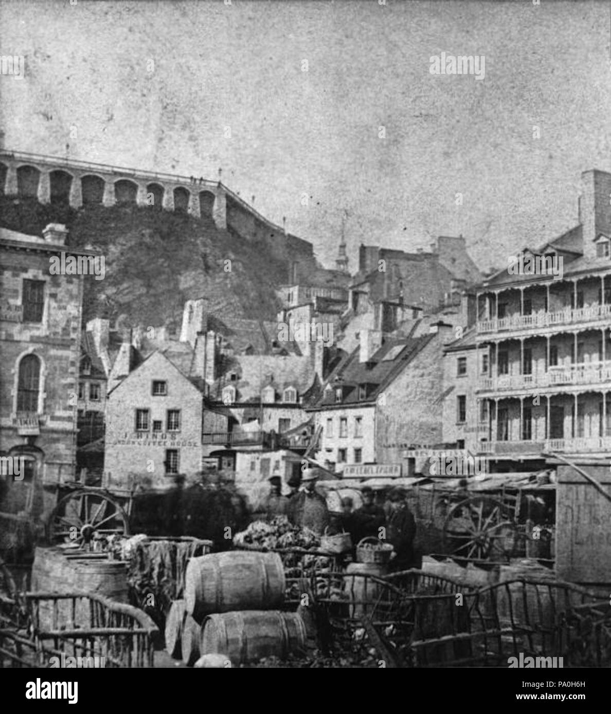 . French : Photo : terrasse Durham de la rue Champlain, Québec, QC, 1870-75, par Kilburn Brothers. Les sels d'argent sur papier monté sur carton - papier albuminé 10 x 17,8 cm - English : Photographie : Vue de la terrasse Durham depuis la rue Champlain, Québec, QC, 1870-1875, Kilburn Brothers. Sels d'argent sur papier monté sur carton - papier albuminé 10 x 17,8 cm - . Entre 1870 et 1875 595 terrasse Durham Québec Banque D'Images