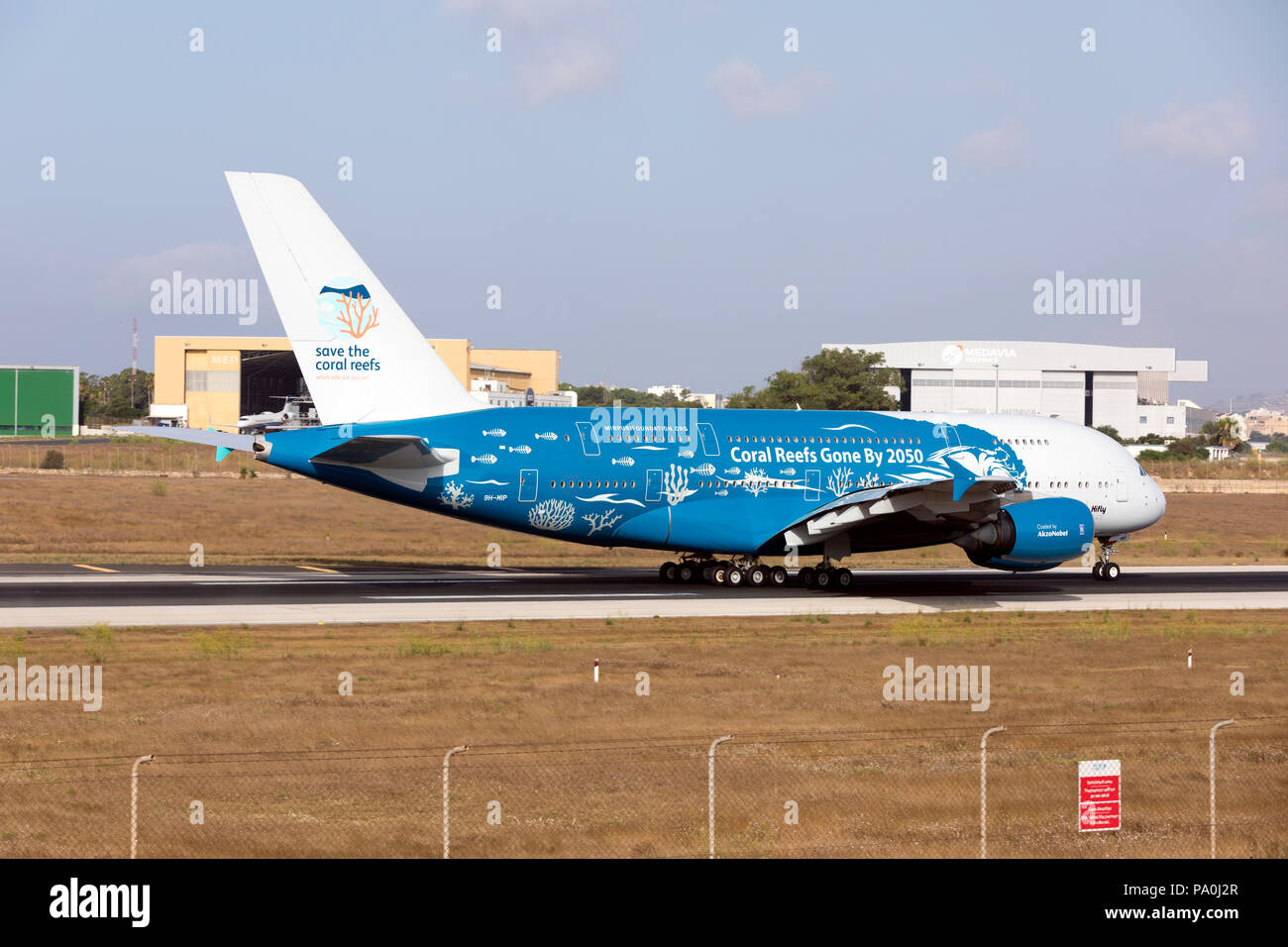 Luqa (Malte, 19 juillet 2018 : Hi Fly Malte Airbus A380-841 [9H]-MIP au départ de Malte après peinture en couleurs spéciales 'Save les récifs coralliens' chez ACM Banque D'Images