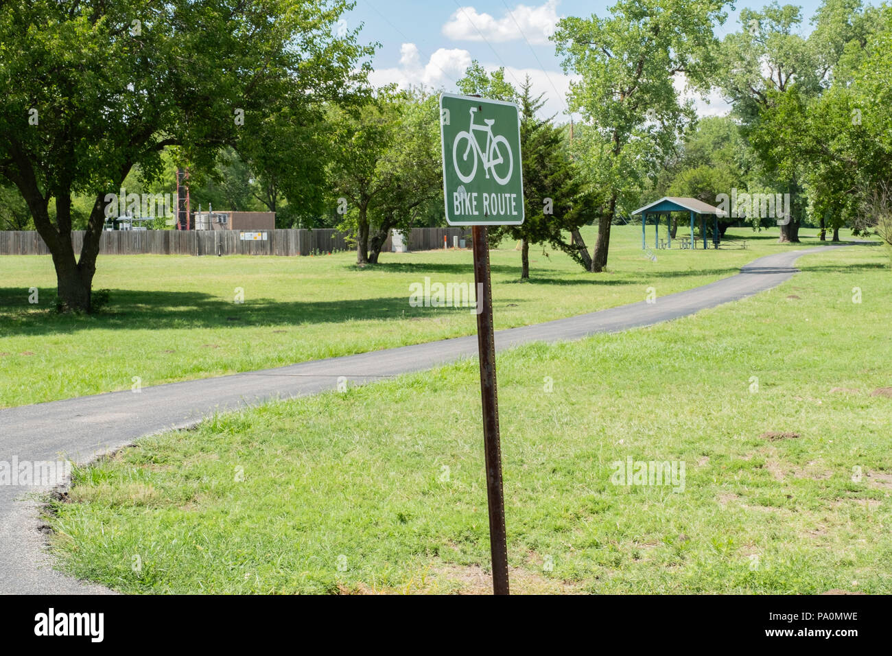 Un vélo Vélo pole sign à côté d'une piste cyclable dans un parc communautaire. USA. Banque D'Images