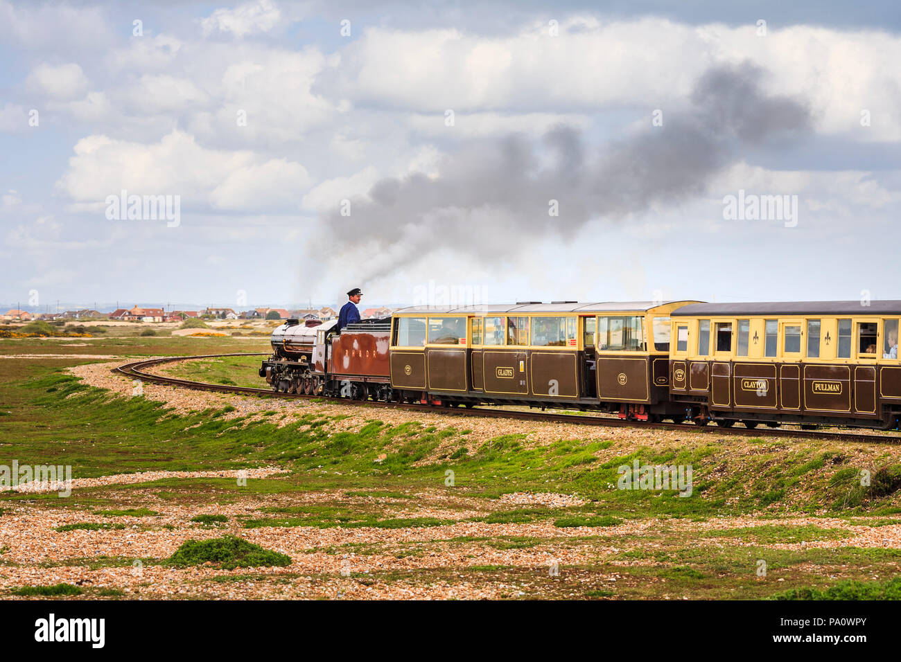 Romney, Hythe et Dymchurch Railway (RH&DR) fumeurs en train à vapeur, moteur et pilote de voitures à Dungeness, Shepway district, Kent Banque D'Images