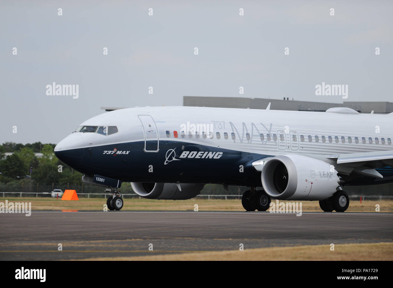 Farnborough, Hampshire, Royaume-Uni. 19 juillet, 2018. Un Boeing B737 Max avion de ligne décolle pendant un affichage sur quatre jours du Farnborough International Airshow (FIA), qui se déroule, à Farnborough, Hampshire, Royaume-Uni. Le spectacle aérien, un vitrine pour l'industrie de l'aviation, est le plus grand de son genre et attire les acheteurs civils et militaires du monde entier. visiteurs professionnels sont normalement de plus de 100 000 personnes. Le volet commercial de l'exposition se poursuivra jusqu'au 20 juillet et est suivie d'un week-end de l'affiche de l'air destiné au grand public. Crédit : Michael Preston/Alamy Live News Banque D'Images