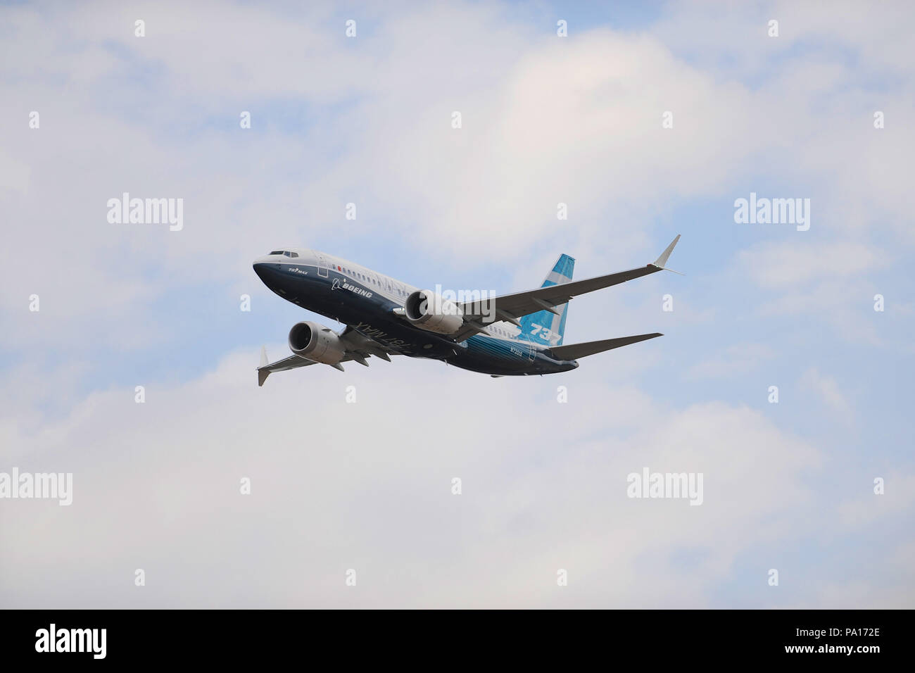 Farnborough, Hampshire, Royaume-Uni. 19 juillet, 2018. Un Boeing B737 Max de vol avion de ligne lors d'un affichage sur quatre jours du Farnborough International Airshow (FIA), qui se déroule, à Farnborough, Hampshire, Royaume-Uni. Le spectacle aérien, un vitrine pour l'industrie de l'aviation, est le plus grand de son genre et attire les acheteurs civils et militaires du monde entier. visiteurs professionnels sont normalement de plus de 100 000 personnes. Le volet commercial de l'exposition se poursuivra jusqu'au 20 juillet et est suivie d'un week-end de l'affiche de l'air destiné au grand public. Crédit : Michael Preston/Alamy Live News Banque D'Images