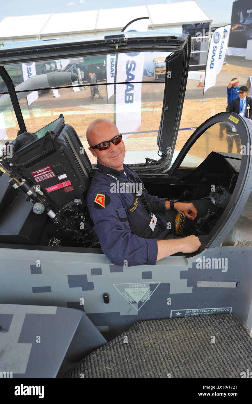 Farnborough, Hampshire, Royaume-Uni. 19 juillet, 2018. Andre Brannstrom, Gripen de Saab Test Pilot assis dans le cockpit d'une maquette grandeur nature d'un Saab JAS 39 Gripen multirôle monomoteur léger sur quatre jours du Farnborough International Airshow (FIA), qui se déroule, à Farnborough, Hampshire, Royaume-Uni. Le spectacle aérien, un vitrine pour l'industrie de l'aviation, est le plus grand de son genre et attire les acheteurs civils et militaires du monde entier. visiteurs professionnels sont normalement de plus de 100 000 personnes. Crédit : Michael Preston/Alamy Live News Banque D'Images