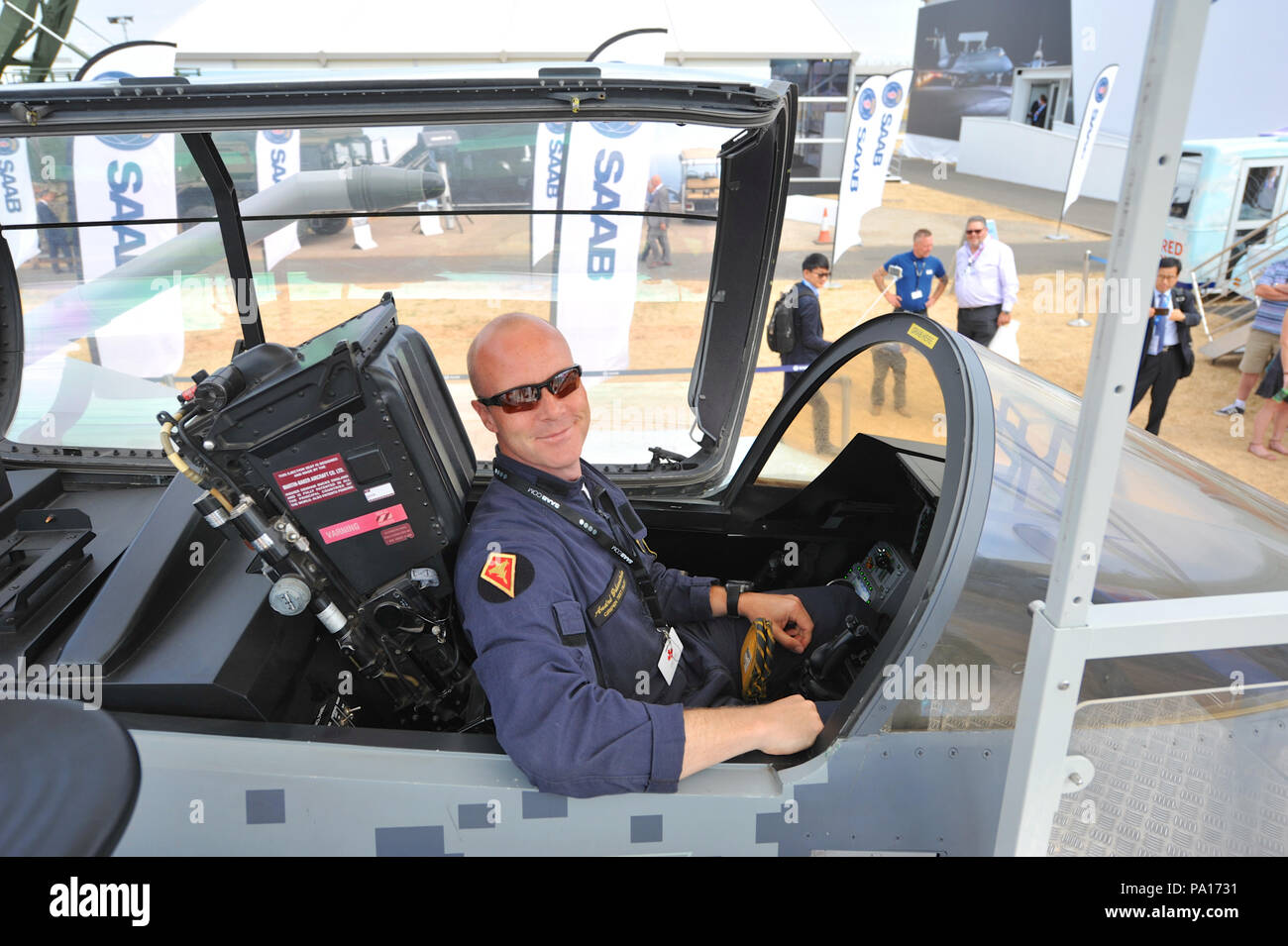 Farnborough, Hampshire, Royaume-Uni. 19 juillet, 2018. Andre Brannstrom, Gripen de Saab Test Pilot assis dans le cockpit d'une maquette grandeur nature d'un Saab JAS 39 Gripen multirôle monomoteur léger sur quatre jours du Farnborough International Airshow (FIA), qui se déroule, à Farnborough, Hampshire, Royaume-Uni. Le spectacle aérien, un vitrine pour l'industrie de l'aviation, est le plus grand de son genre et attire les acheteurs civils et militaires du monde entier. visiteurs professionnels sont normalement de plus de 100 000 personnes. Crédit : Michael Preston/Alamy Live News Banque D'Images