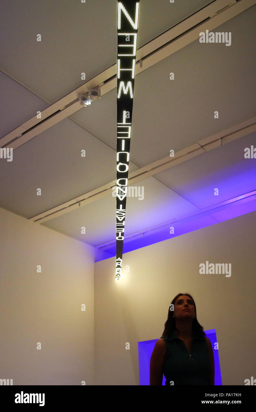 Tate Modern. Londres. UK 20 Juillet 2018 - Un membre du personnel se penche sur un texte LED sculpture, le artistÕs série emblématique de la Palisse et de sol (2015), un grand travail, kaléidoscopique qui se fixe au plafond pour la première fois. Travailler HolzerÕs Jenny est la dernière d'une série d'annuel s'affiche dans la chambres de l'artiste à la Tate Modern qui ouvre au public le lundi 23 juillet 2018. Jenny Holzer (b.1950) est réputé pour bold, texte et les installations qui intègrent les divers médias et une utilisation novatrice des technologies électroniques. Credit : Dinendra Haria/Alamy Live News Banque D'Images