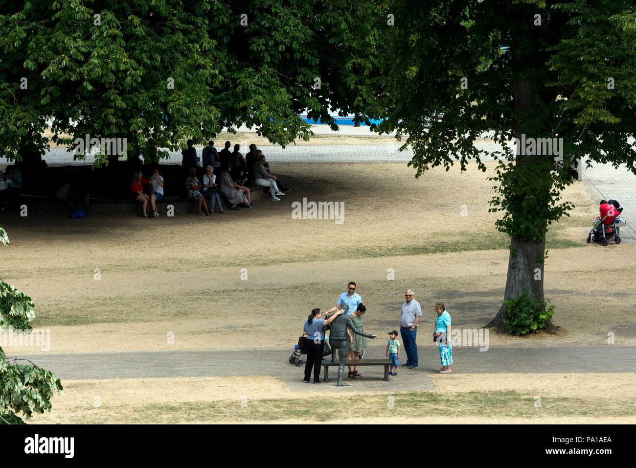 20 juillet 2018. Stratford-upon-Avon, Warwickshire, Angleterre, Royaume-Uni. La rivière pelouses dans la ville touristique de Stratford-upon-Avon regarder desséchée par la persistance du temps sec chaud. Vous pourrez vous détendre dans les jardins de Bancroft, certains cherchant l'ombre d'un grand Marronnier d'arbre. Banque D'Images