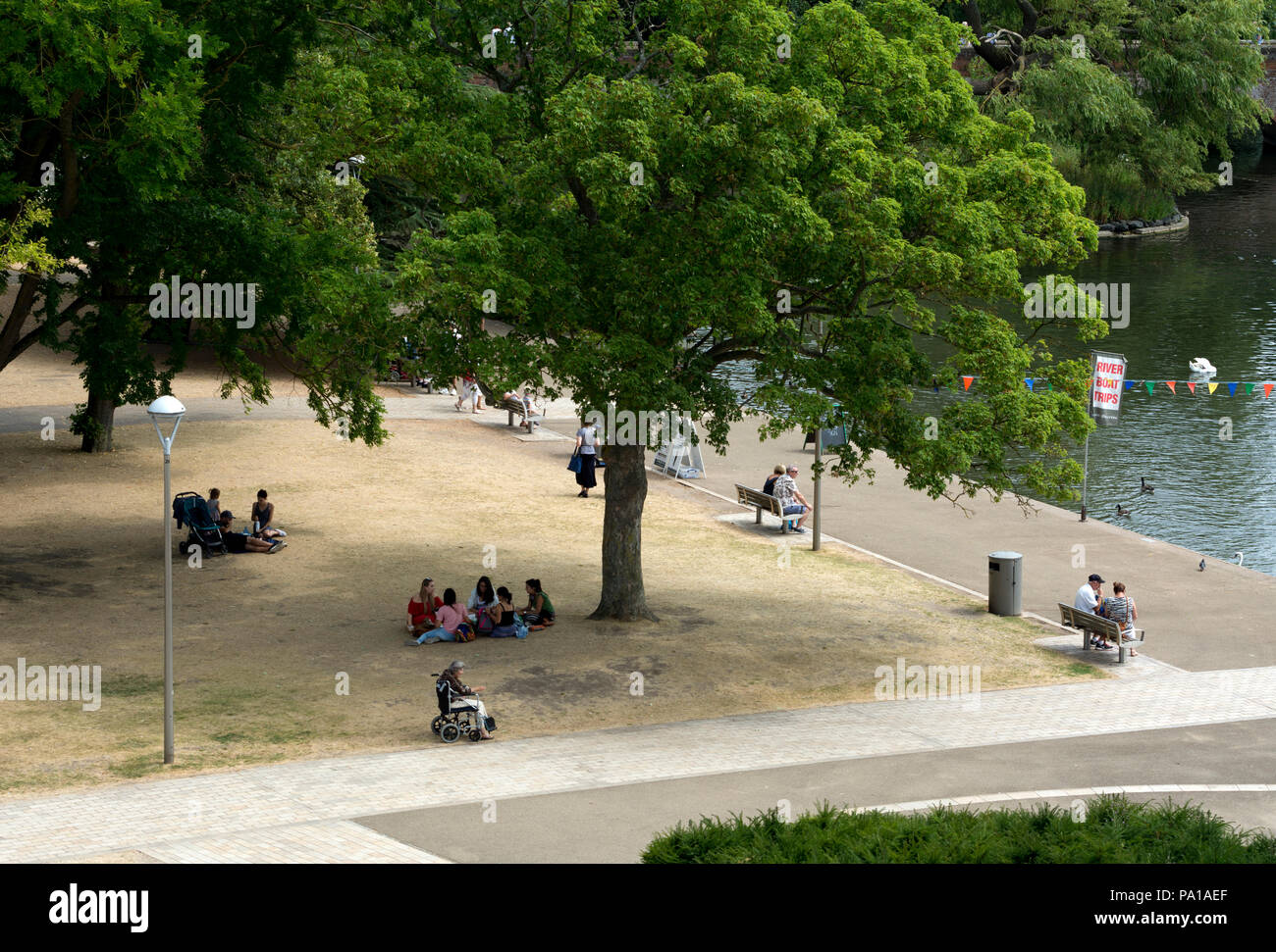 20 juillet 2018. Stratford-upon-Avon, Warwickshire, Angleterre, Royaume-Uni. La rivière pelouses dans la ville touristique de Stratford-upon-Avon regarder desséchée par la persistance du temps sec chaud. Vous pourrez vous détendre dans les jardins de Bancroft de la rivière Avon, certains cherchant l'ombre des arbres. Banque D'Images
