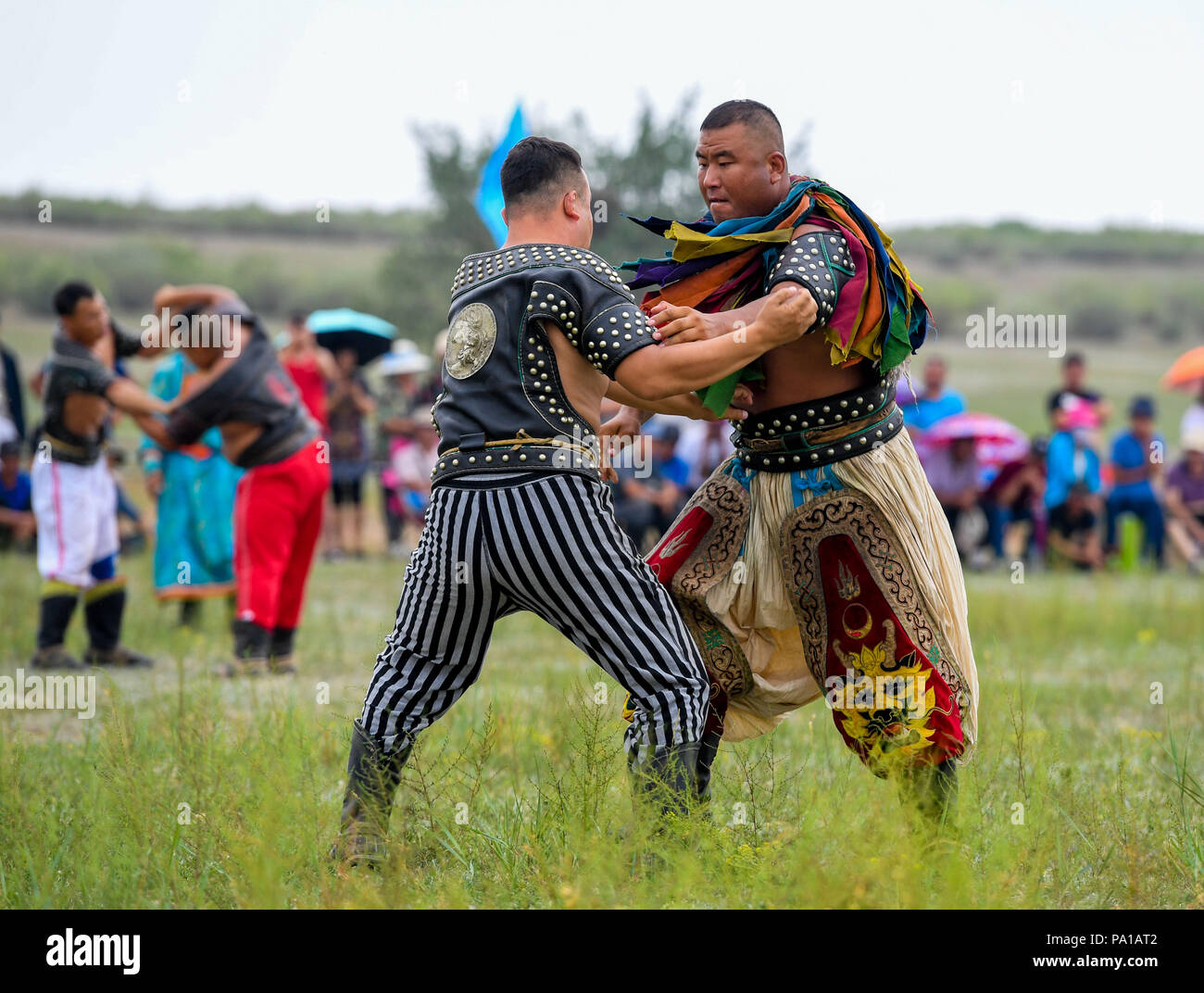 Chifeng, Chine, région autonome de Mongolie intérieure. 20 juillet, 2018. Deux lutteurs lors d'une concurrence équitable dans la ville Nadam Chifeng, Chine du nord, région autonome de Mongolie intérieure, le 20 juillet 2018. Juste Nadam, signifiant "entertainment" ou "création" en mongol, est une masse festival mongole traditionnelle principalement rempli d'événements sportifs. Credit : Peng Yuan/Xinhua/Alamy Live News Banque D'Images