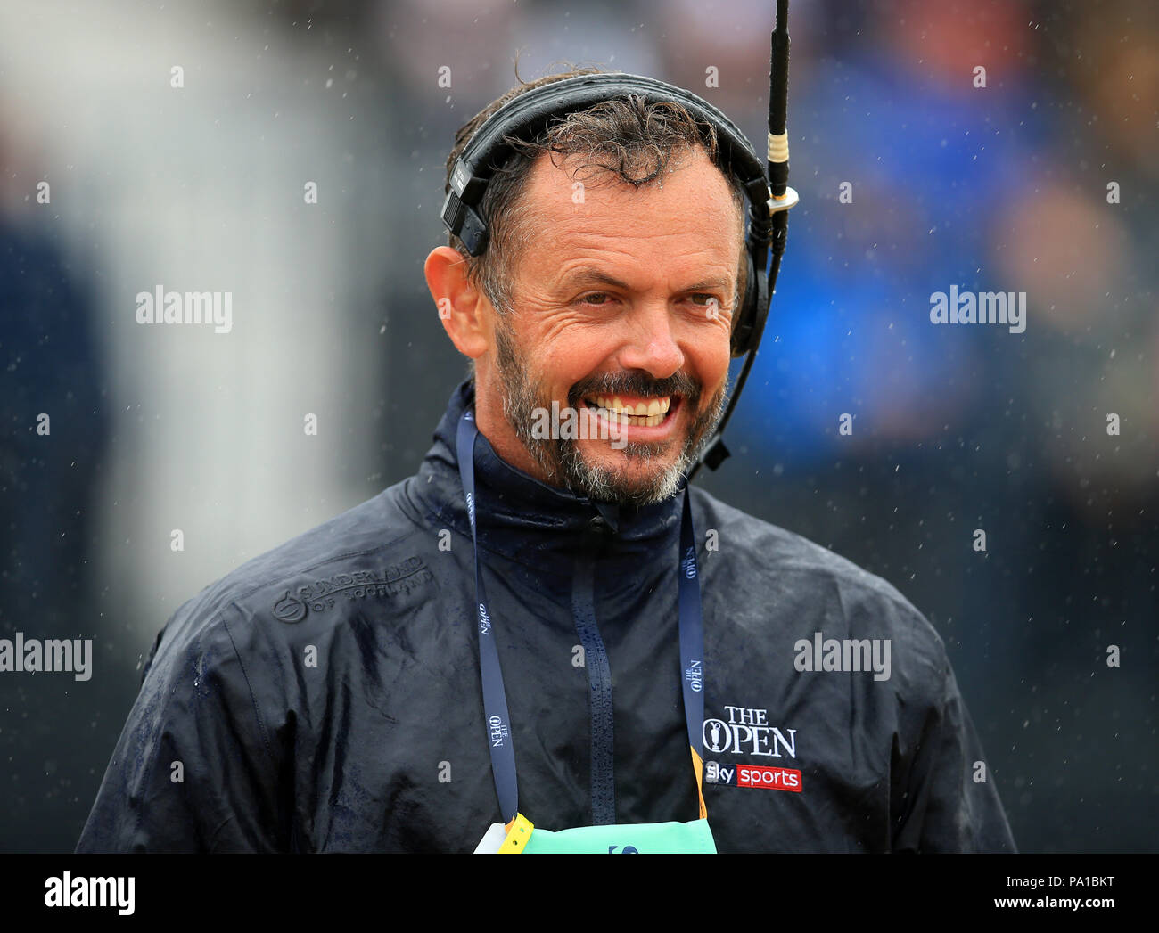 Carnoustie Golf Links, Angus, au Royaume-Uni. 20 juillet, 2018. Le 147e Open Golf Championship, deuxième tour ; télévision commentateur Andrew Coltart sourire alors qu'il marche le 16ème trou dans de fortes précipitations : Action Crédit Plus Sport/Alamy Live News Crédit : Action Plus de Sports/Alamy Live News Banque D'Images