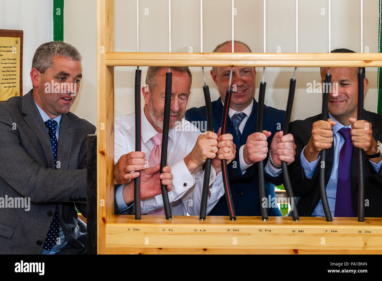 Dunmanway, West Cork, Irlande. 20 juillet 2018. Taoiseach Leo Varadkar a visité Dunmanway aujourd'hui pour voir le lieu de naissance et le dernier lieu de repos de Sam Maguire. Il a également visité les cloches Sam Maguire de l'église Sainte-Marie. Le Taoiseach a fait des carillons dans le clocher de l'Église, en compagnie du sénateur Tim Lombard, de Sean Kelly, député et de Jim Daly, TD. Crédit : AG News/Alay Live News. Banque D'Images