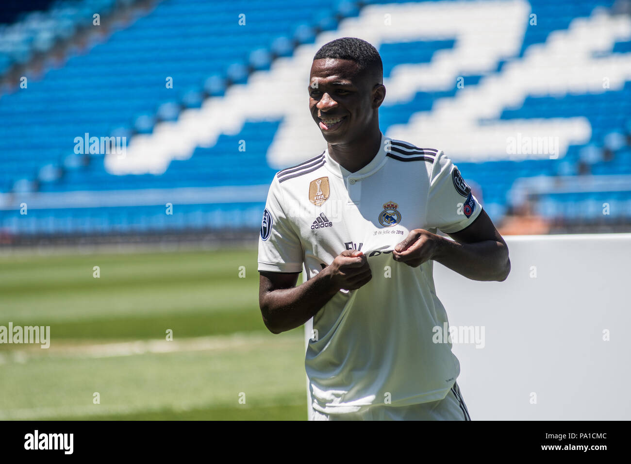 Madrid, Espagne. 20 juillet, 2018. Nouvelles du Real Madrid avant Brésilien Junior Vinicius au cours de sa présentation officielle à Santiago Bernabeu à Madrid, Espagne. Credit : Marcos del Mazo/Alamy Live News Banque D'Images