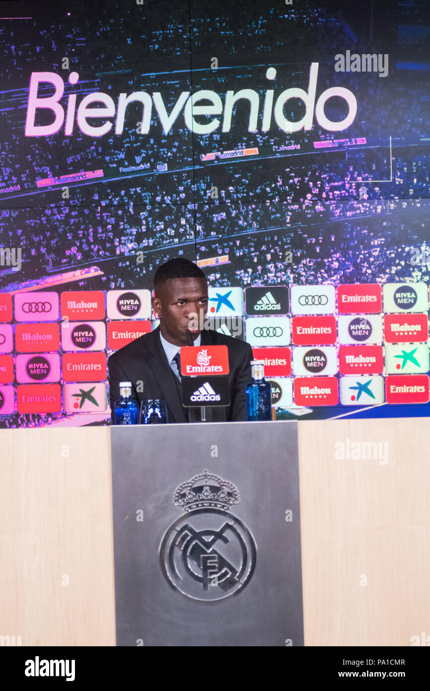 Madrid, Espagne. 20 juillet, 2018. Nouvelles du Real Madrid avant Brésilien Junior Vinicius témoigne de la presse pendant sa présentation officielle à Santiago Bernabeu à Madrid, Espagne. Credit : Marcos del Mazo/Alamy Live News Banque D'Images