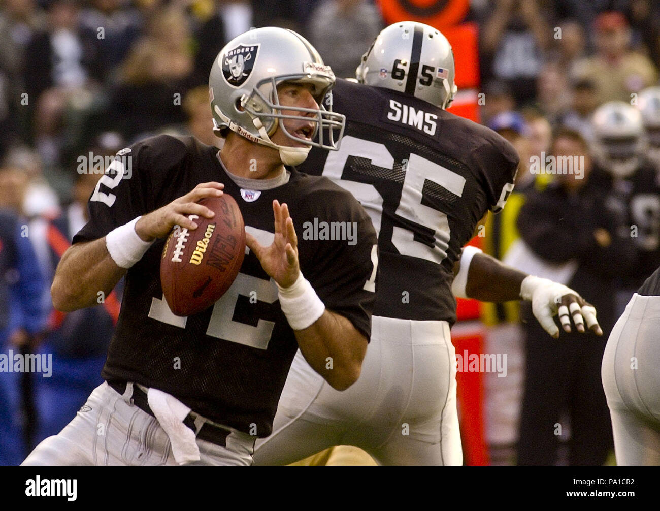 24 août 2002 - Oakland, Californie, États-Unis - Oakland Raiders quarterback riche Gannon (12) le Samedi, Août 24, 2002, dans la région de Oakland, Californie. Les raiders défait les 49ers 17-10 dans un match pré-saison. (Crédit Image : © Al Golub via Zuma sur le fil) Banque D'Images