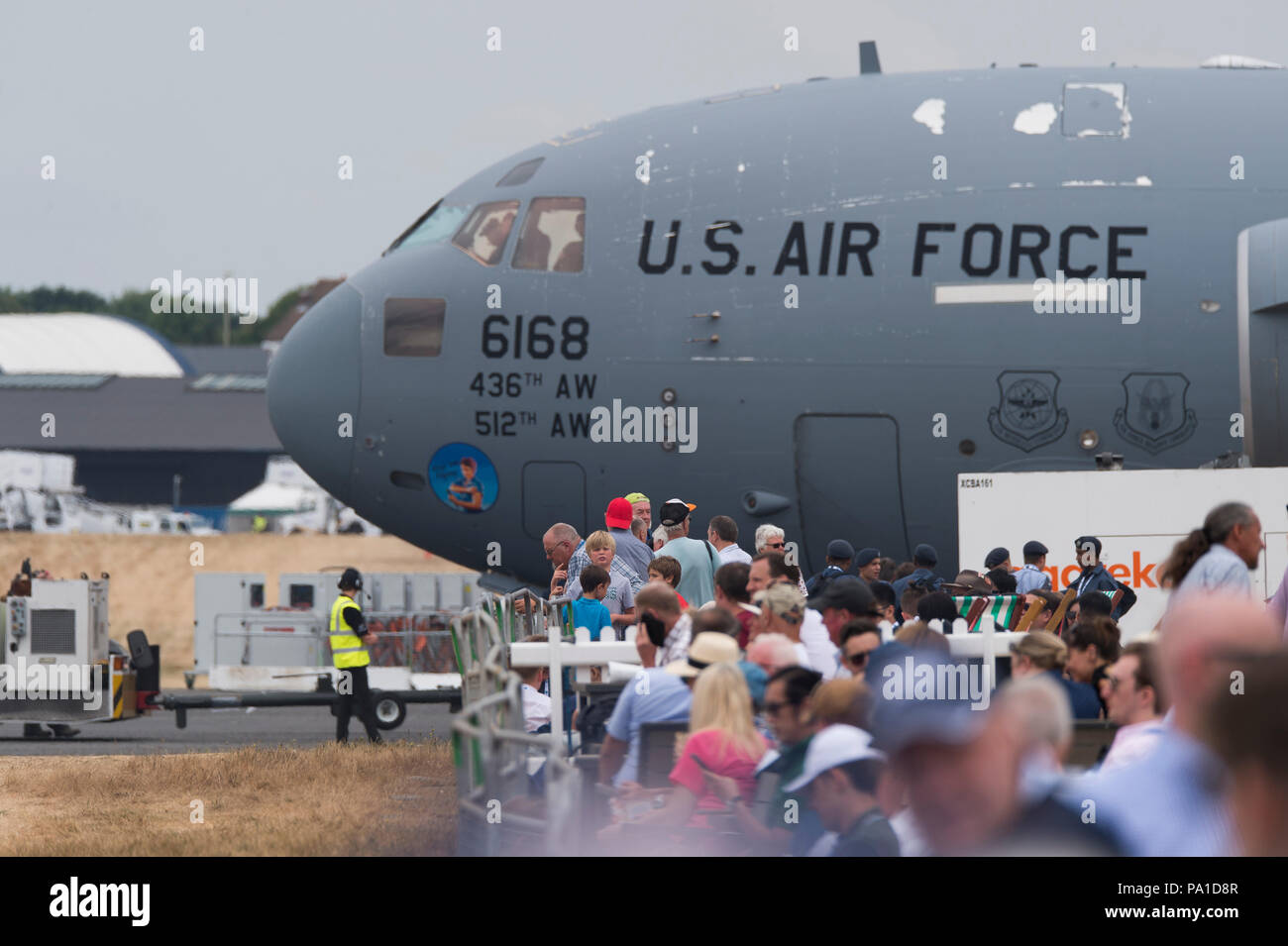 Farnborough, Hampshire, Royaume-Uni. 20 juillet, 2018. Dernière journée de la biennale Farnborough International Airshow 2018 Commerce FIA, généralement une journée de transition que les clients quittent en jets VIP et les membres du public arrivent à regarder l'accumulation pour le week-end public meeting aérien. Un grand Boeing C-17 Globemaster III Les avions de transport militaire de l'US Air Force, parcs dominant de spectateurs Crédit : Malcolm Park/Alamy Live News. Banque D'Images