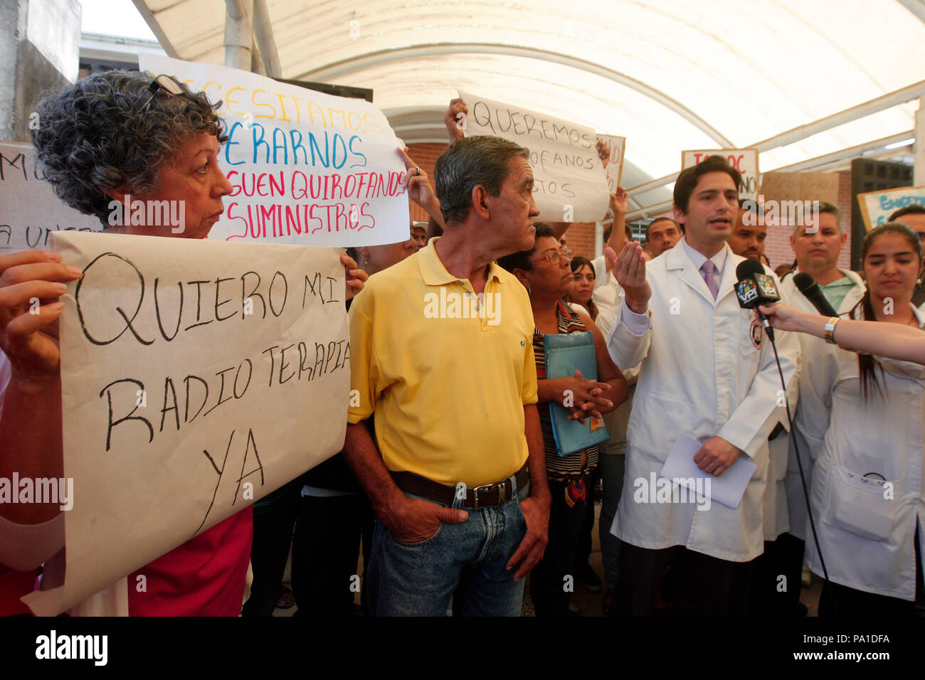 20 juillet 2018 - Naguanagua, Carabobo, Venezuela - Juillet 20, 2018. Les patients atteints de cancer, les patients au Dr Miguel Perez carre''"o hôpital d'oncologie, a protesté et demandé de l'aide pour s'acquitter de leurs soins de santé coûteux, en même temps qu'ils ont signalé la détérioration des installations de radiothérapie et de chimiothérapie et l'équipement de lutte contre la maladie que chaque jour les progrès de leur corps et se détériore leurs organes vitaux. Tous partie de la crise sanitaire que connaît le pays. Dr Ronald Castillo (r) dit que l'équipement ne fonctionne pas et il n'y a pas de médicaments pour traiter les patients, d Banque D'Images