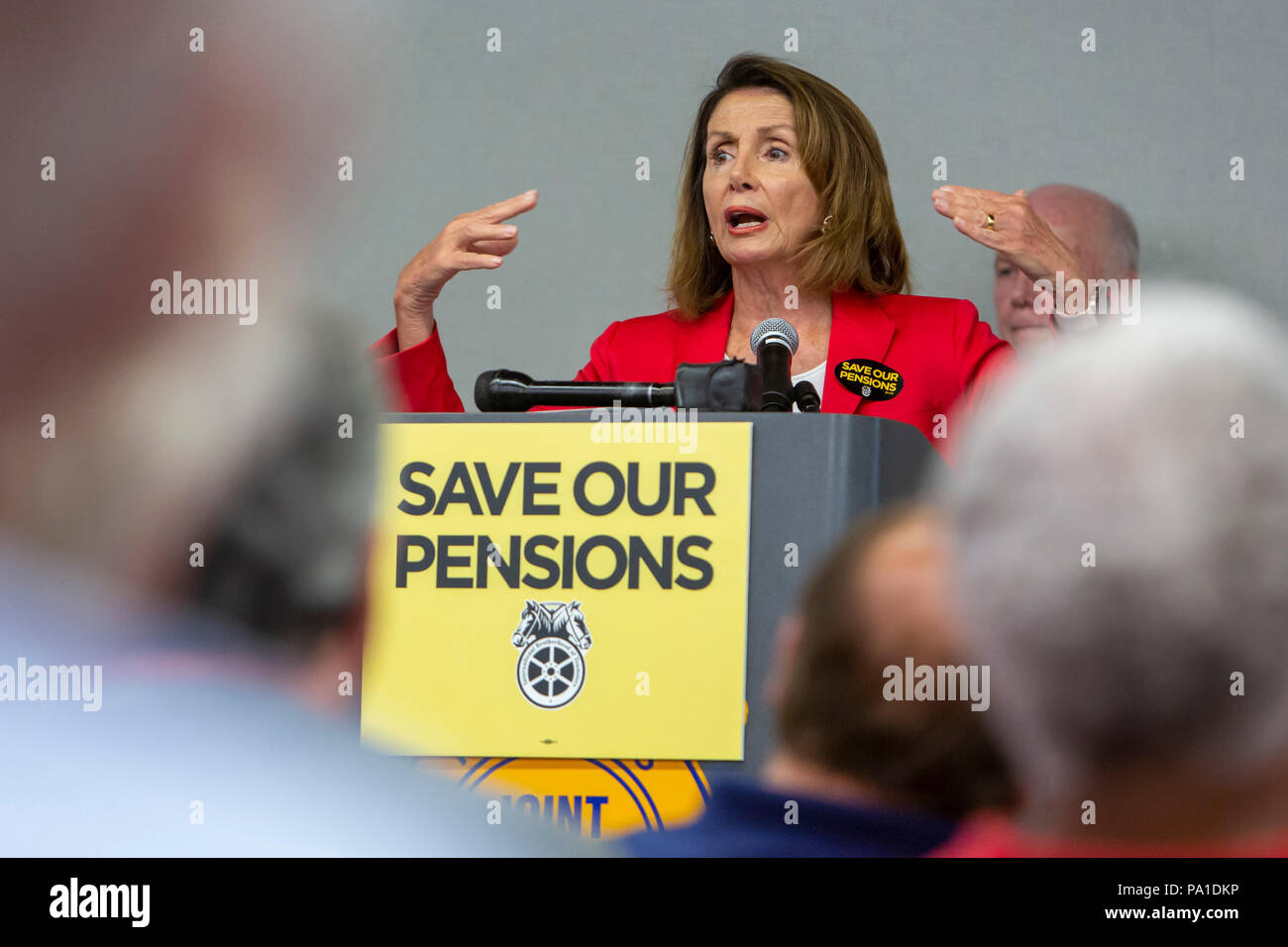 Detroit, Michigan, USA - 20 juillet 2018 - Chambre des représentants, Nancy Pelosi, chef de la minorité parle comme Teamsters et membres d'autres syndicats pour sauver leurs retraites. Plus de 300 régimes de retraite interentreprises à travers le pays sont en difficulté financière. Les syndicats veulent que le Congrès pour faire passer la loi pour protéger Butch Lewis Prestations de retraite. Crédit : Jim West/Alamy Live News Banque D'Images