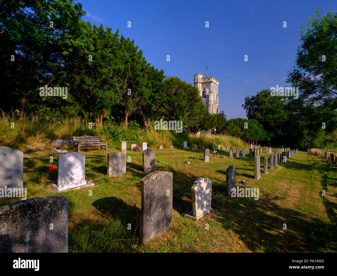 Vue d'été de l'Évangéliste St James Church, à l'Ouest dans la vallée de Meon Meon dans le parc national des South Downs, Hampshire, Royaume-Uni Banque D'Images