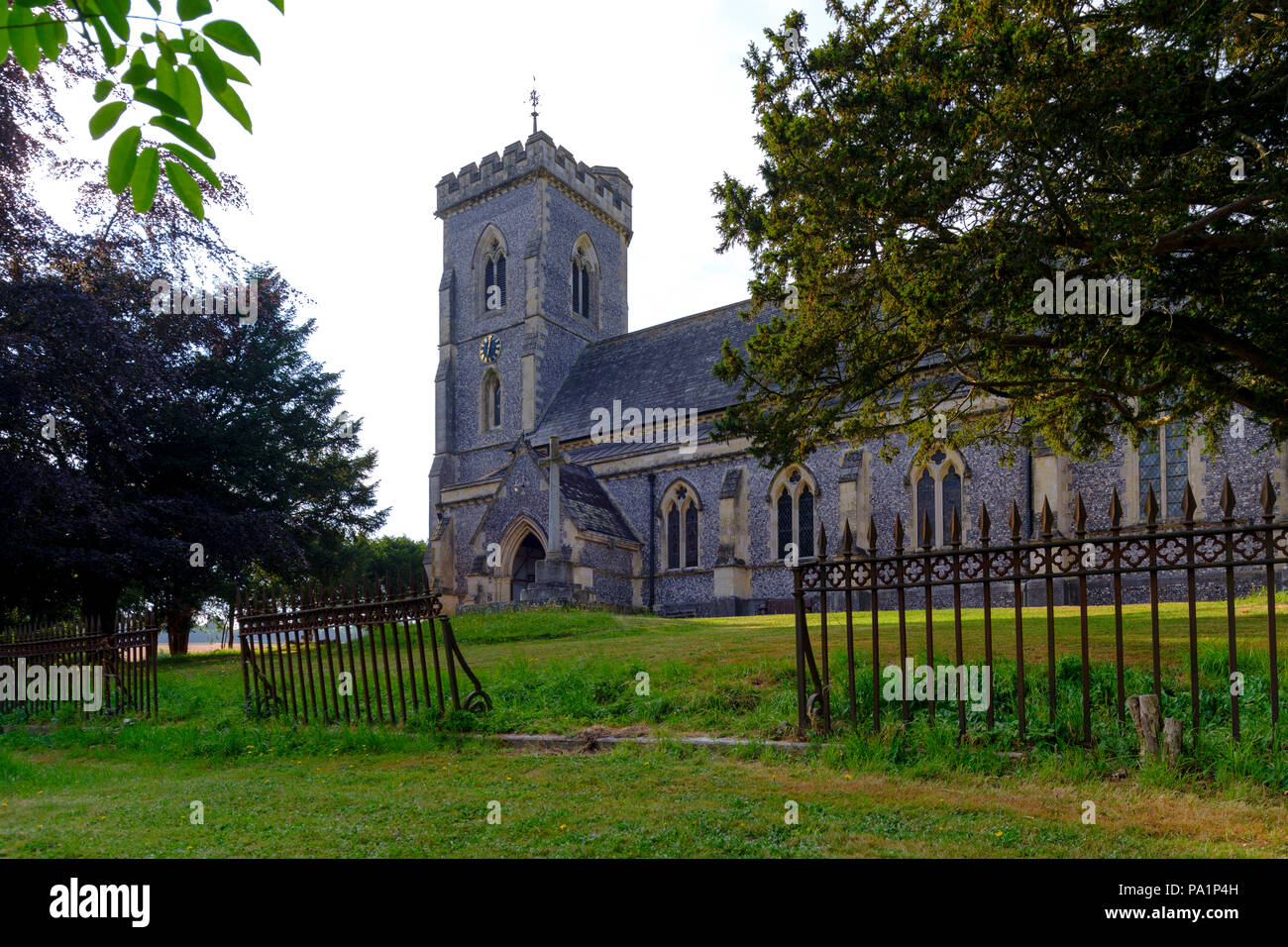 Vue d'été de l'Évangéliste St James Church, à l'Ouest dans la vallée de Meon Meon dans le parc national des South Downs, Hampshire, Royaume-Uni Banque D'Images