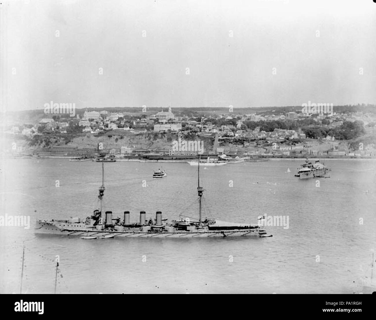 114 au Minotaure HMS 1908 Tricentenaire de Québec LAC 3398748 Banque D'Images