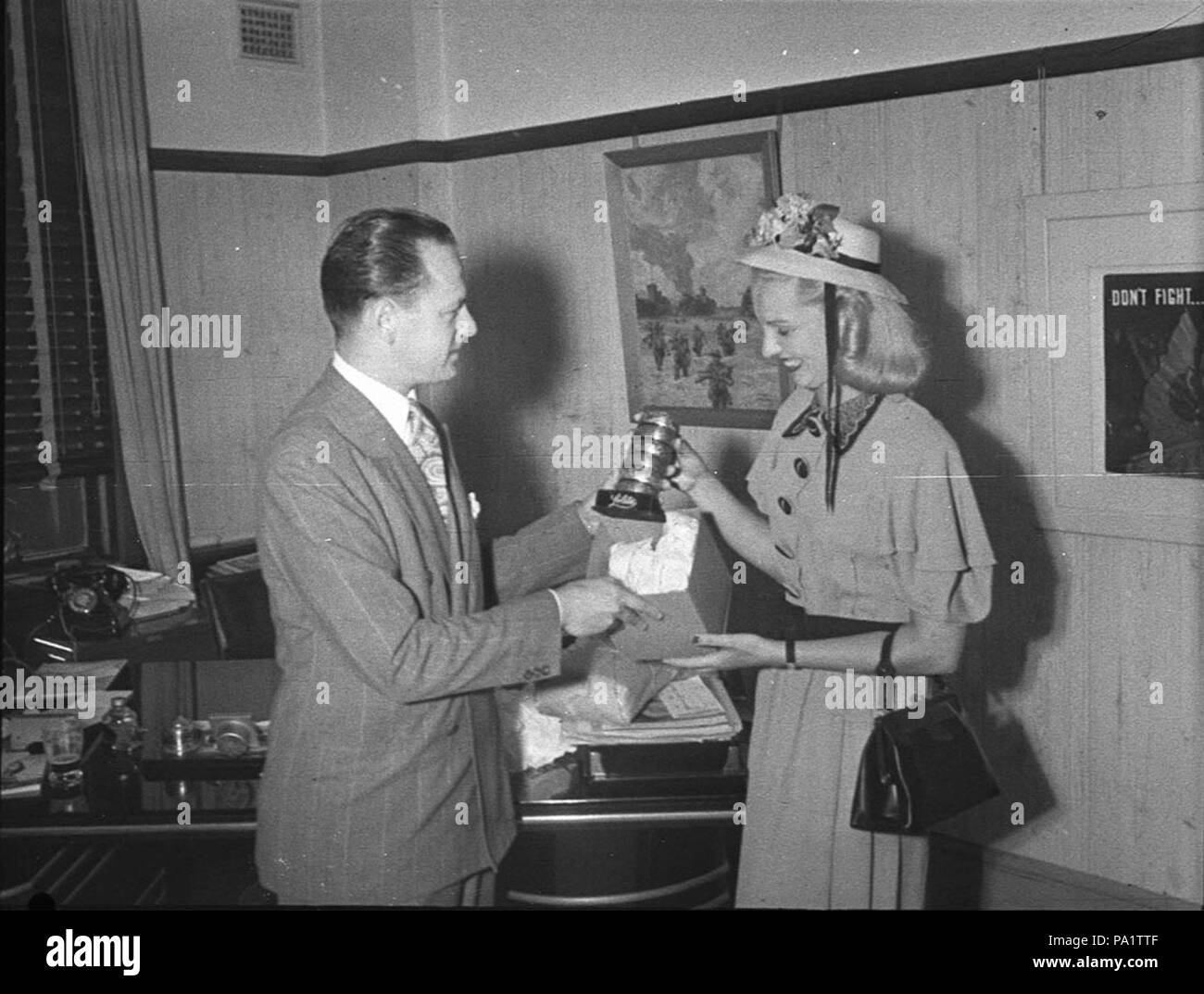 250 26683 SLNSW McClinsky Miss cover girl Cavalcade Banque D'Images