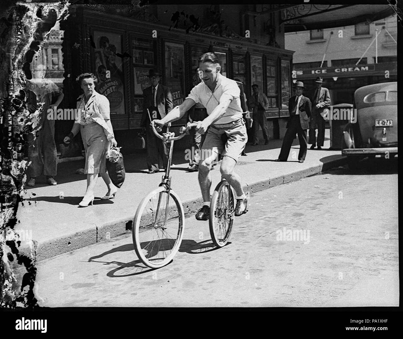 254 30009 SLNSW Bike rider Capitol Theatre Banque D'Images