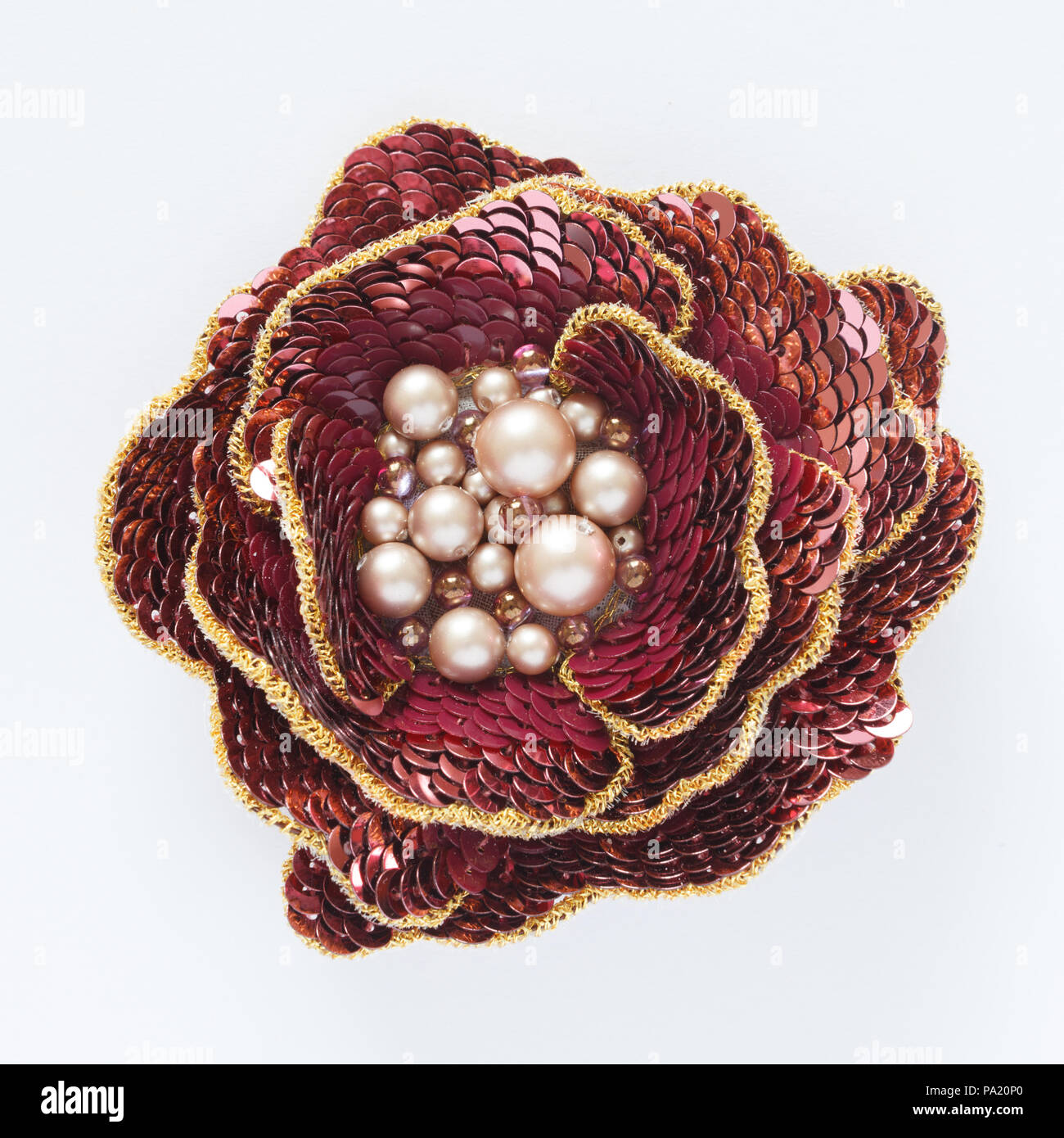 Broche fait main de lunéville broderie crochet en forme de rose avec des  perles isolated on white Photo Stock - Alamy