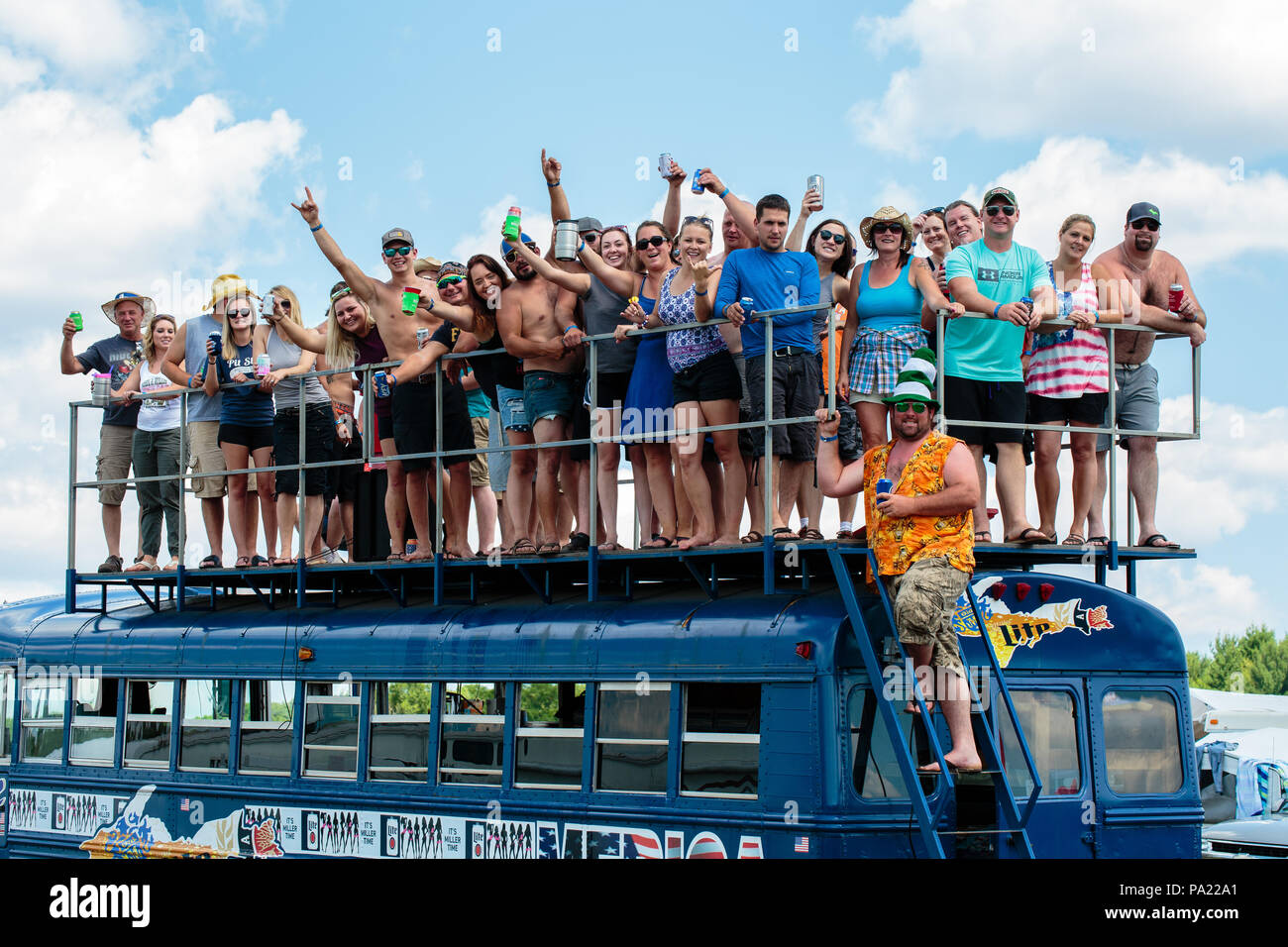 Les participants au sommet d'un bus à Hodag Country Music Festival Rhinelander, WI. Juillet 2018-2520.jpg Banque D'Images