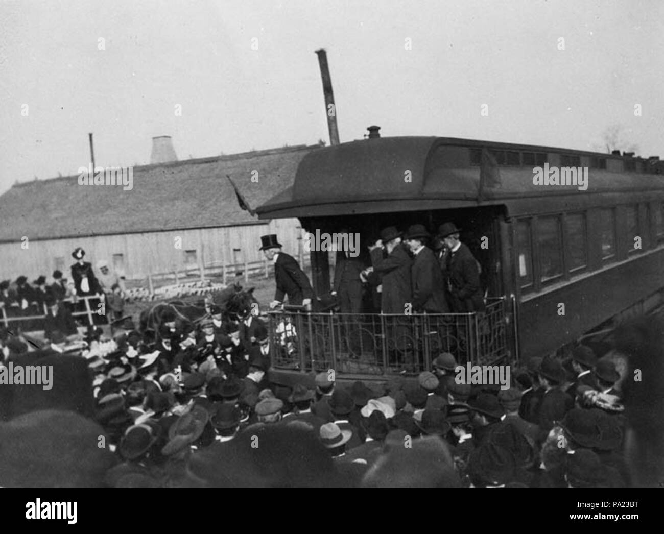 234 Sir Wilfrid Laurier s'exprimant à partir de la plate-forme d'une observation de la voiture durant la campagne électorale fédérale Banque D'Images
