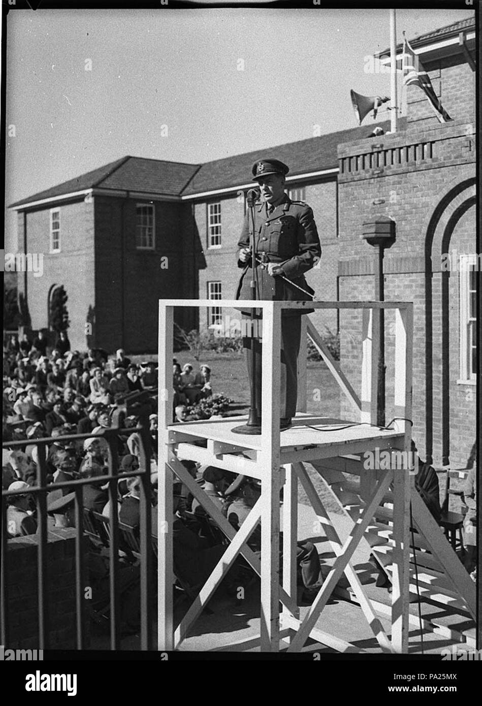 255 30891 SLNSW Dévoilement de plaques portant les noms de 92 anciens élèves garçons de Newcastle qui a servi dans la seconde guerre mondiale par le général Ivan Dougherty GDC 2e Division Banque D'Images