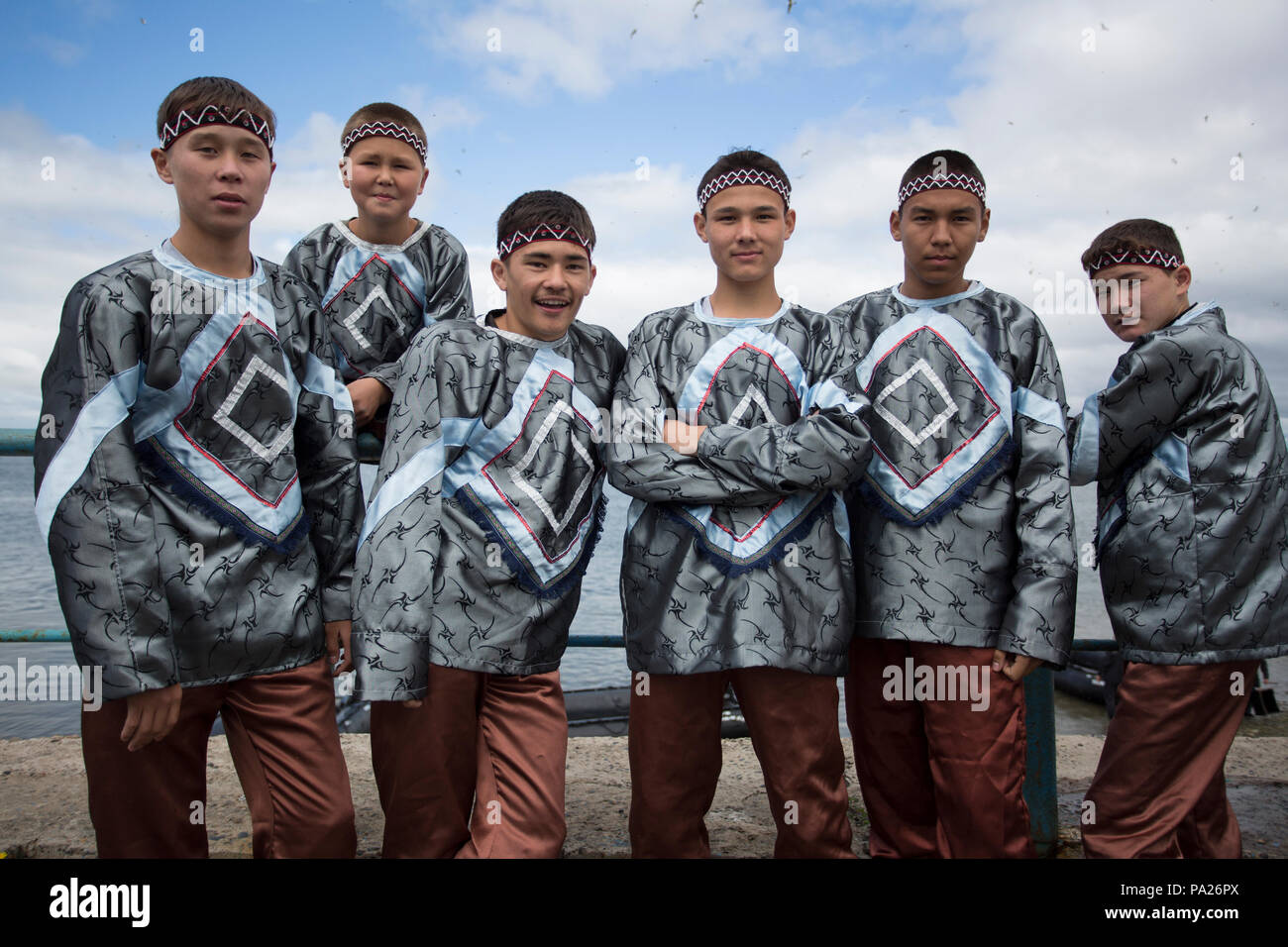 Groupe de garçons en costume traditionnel, Okhotsk Banque D'Images