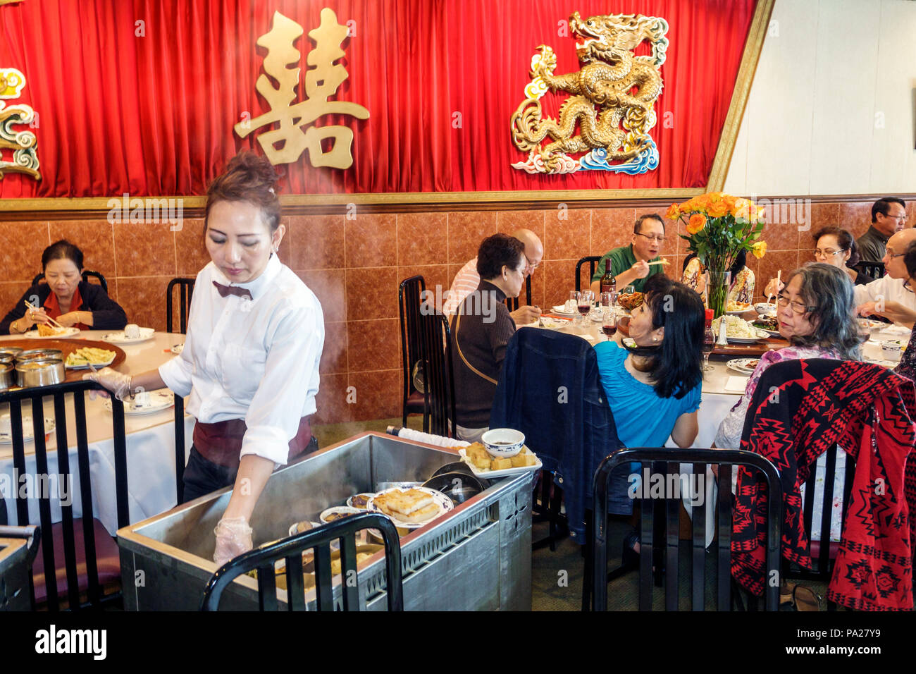 Orlando Florida, Chinatown, Lam's Garden Chinese, restaurant restaurants repas café cafés, dim sum, dîner, grande famille, table, femme asiatique femme femme wome Banque D'Images