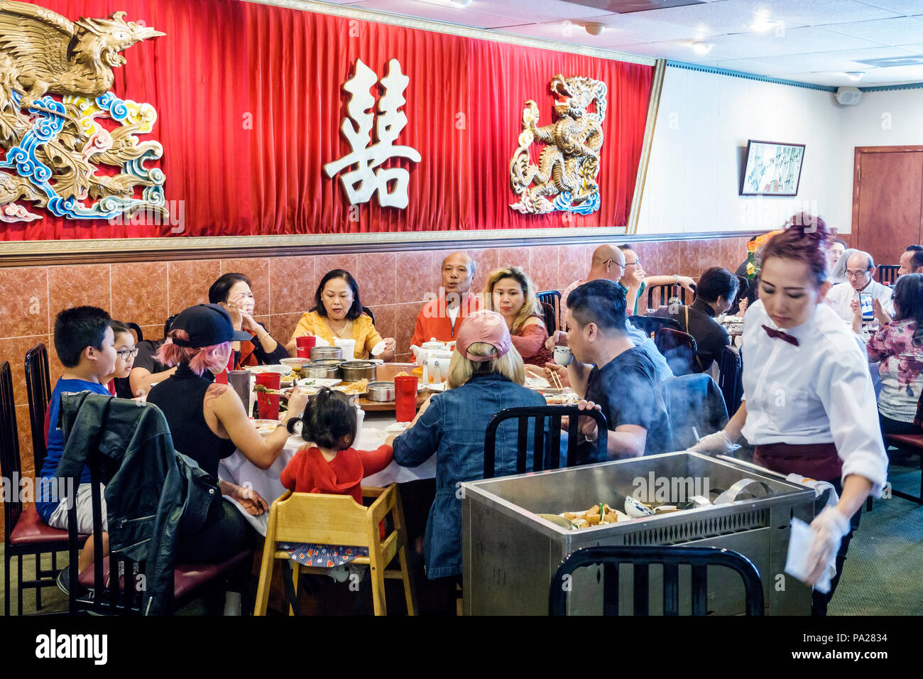Orlando Florida, Chinatown, Lam's Garden Chinese, restaurant restaurants cuisine café, dim sum, salle à manger, grande famille, table, asiatique homme hommes hommes, femme fem Banque D'Images