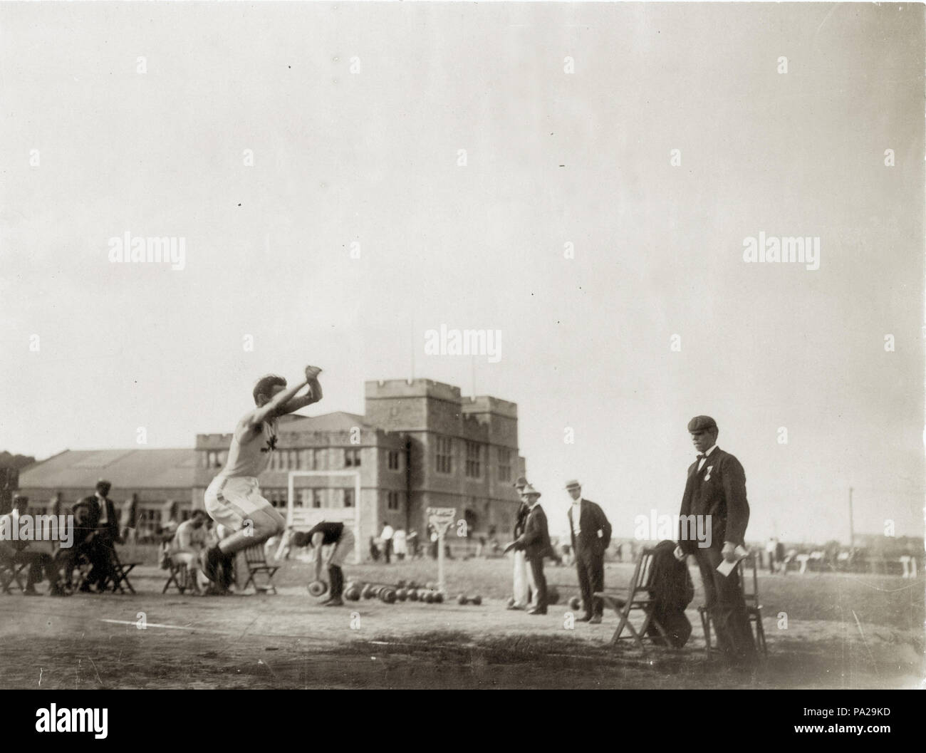 26 Jeux olympiques de 1904,- F. Englehardt, Mohawk Athletic Club, New York City, remportant la deuxième place dans le Hop, Step et sauts Banque D'Images