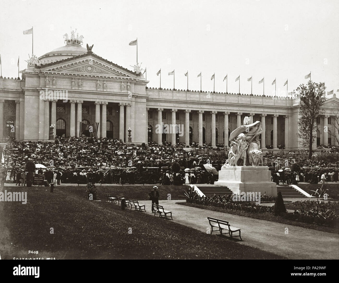 358 Foule rassemblée devant le bâtiment du gouvernement américain à l'Exposition Universelle 1904 de regarder un défilé du 4 juillet Banque D'Images