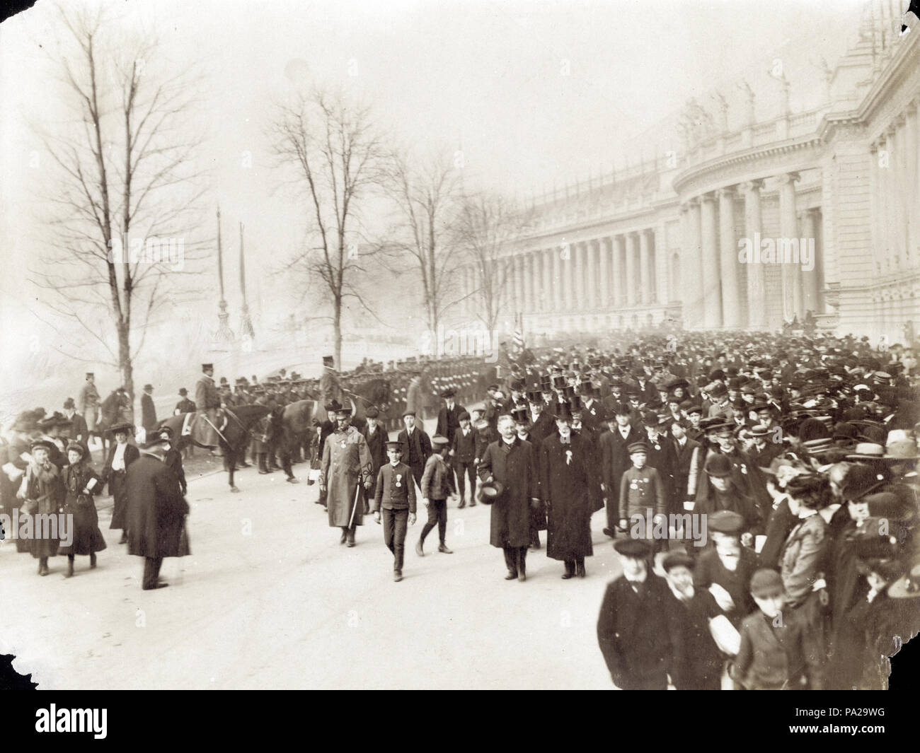 359 la foule à la foire mondiale de 1904 le jour de la clôture, le 1 décembre 1904. (David R. Francis avec le chapeau à la main et le maire Rolla Wells à sa droite se tenir au milieu) Banque D'Images
