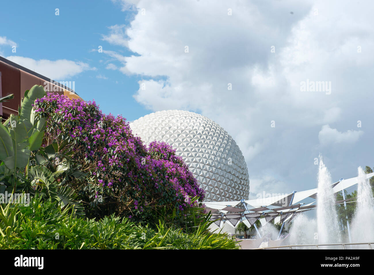 Le Centre Epcot Spaceship Earth, parfois appelé la balle de golf géante, est vue d'un angle inhabituel, avec place pour le texte dans le ciel bleu. L'eau des fontaines Banque D'Images
