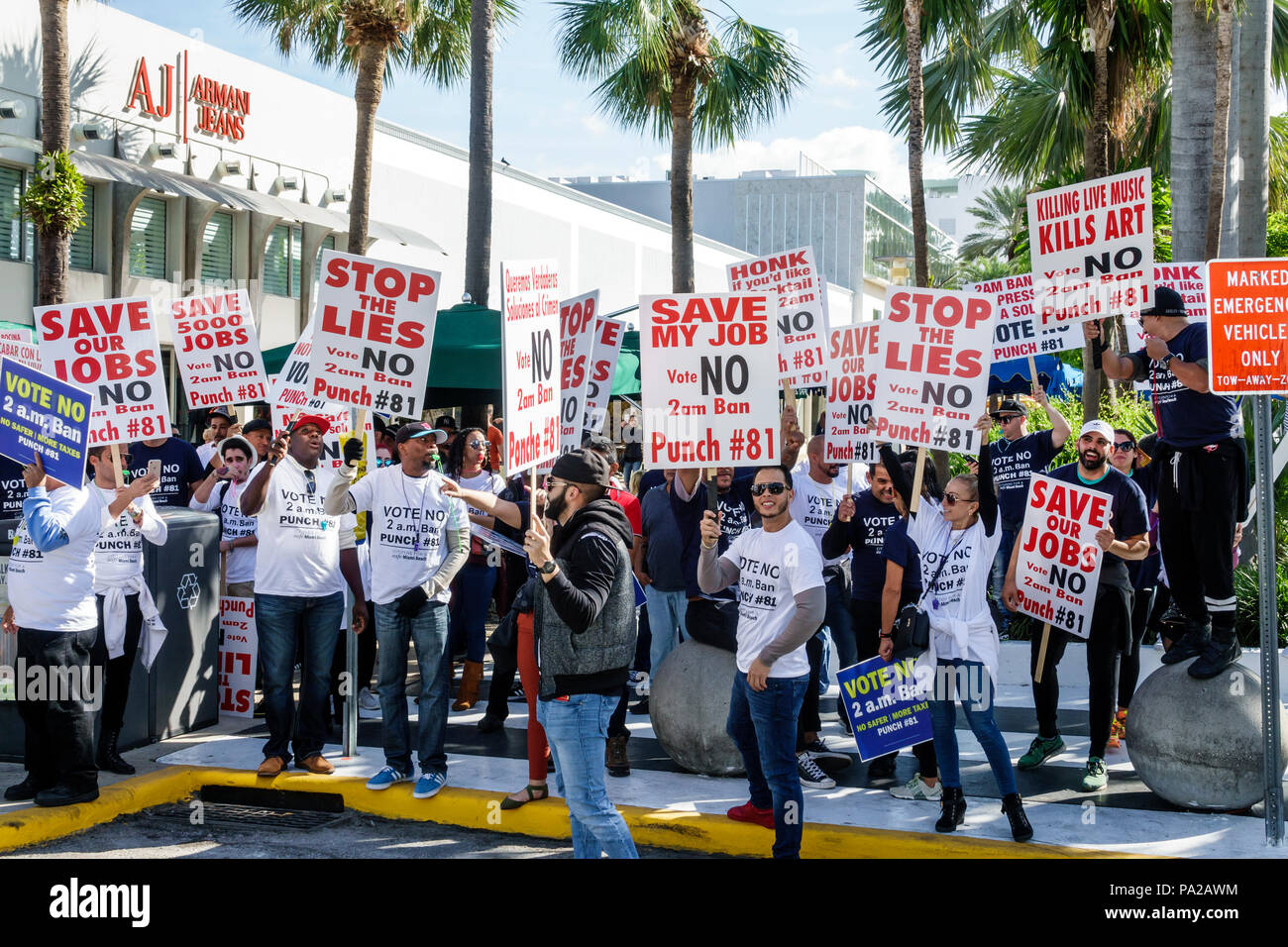 Miami Beach Florida,Lincoln Road,les travailleurs de l'hôtel,manifestation protestant pas de service alcool alcool fermeture bars emplois 2 AM, vote question, vote Banque D'Images