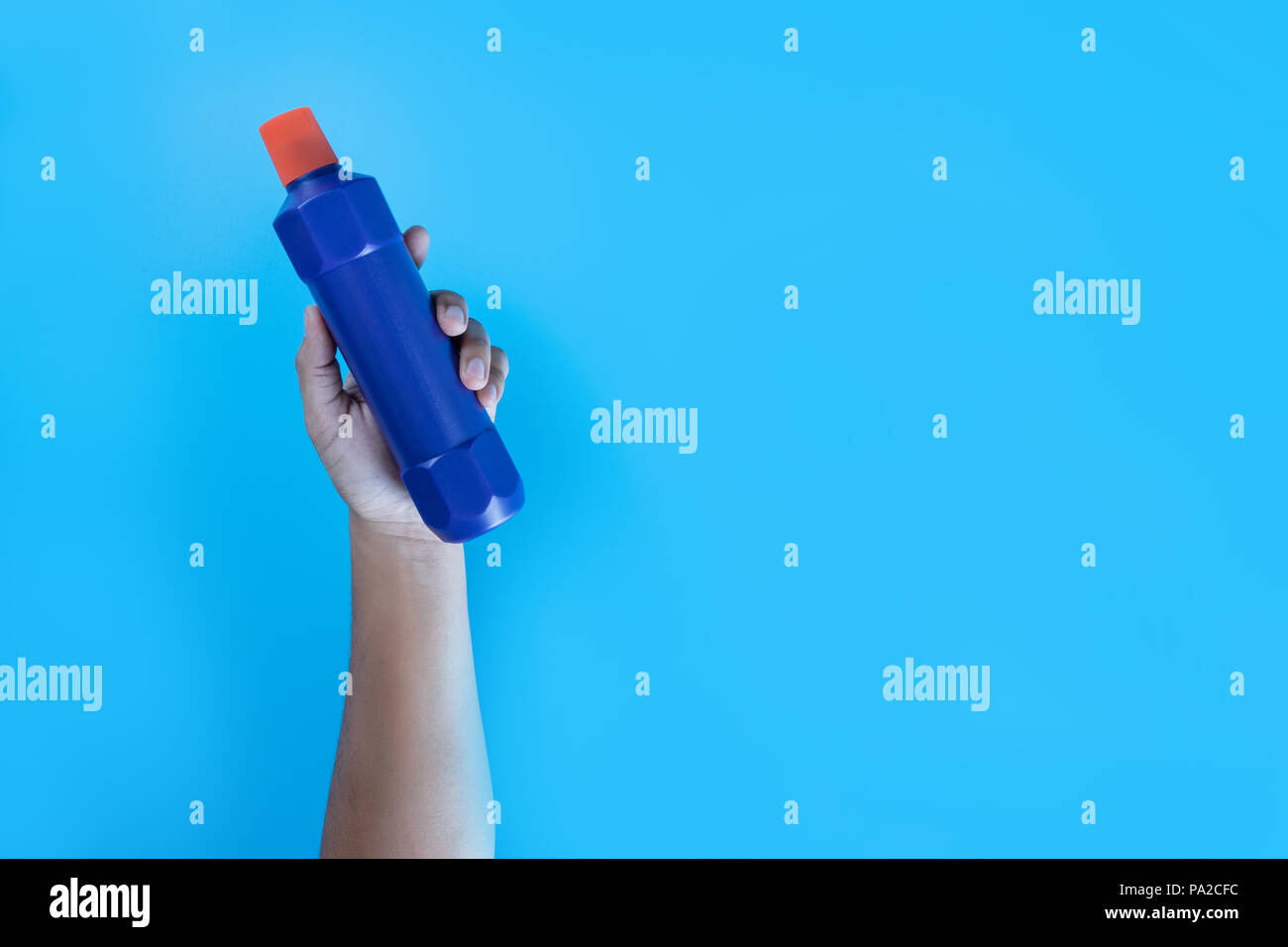 Nettoyage coloré cuisine, salle de bains et d'autres chambres propres service concept Banque D'Images