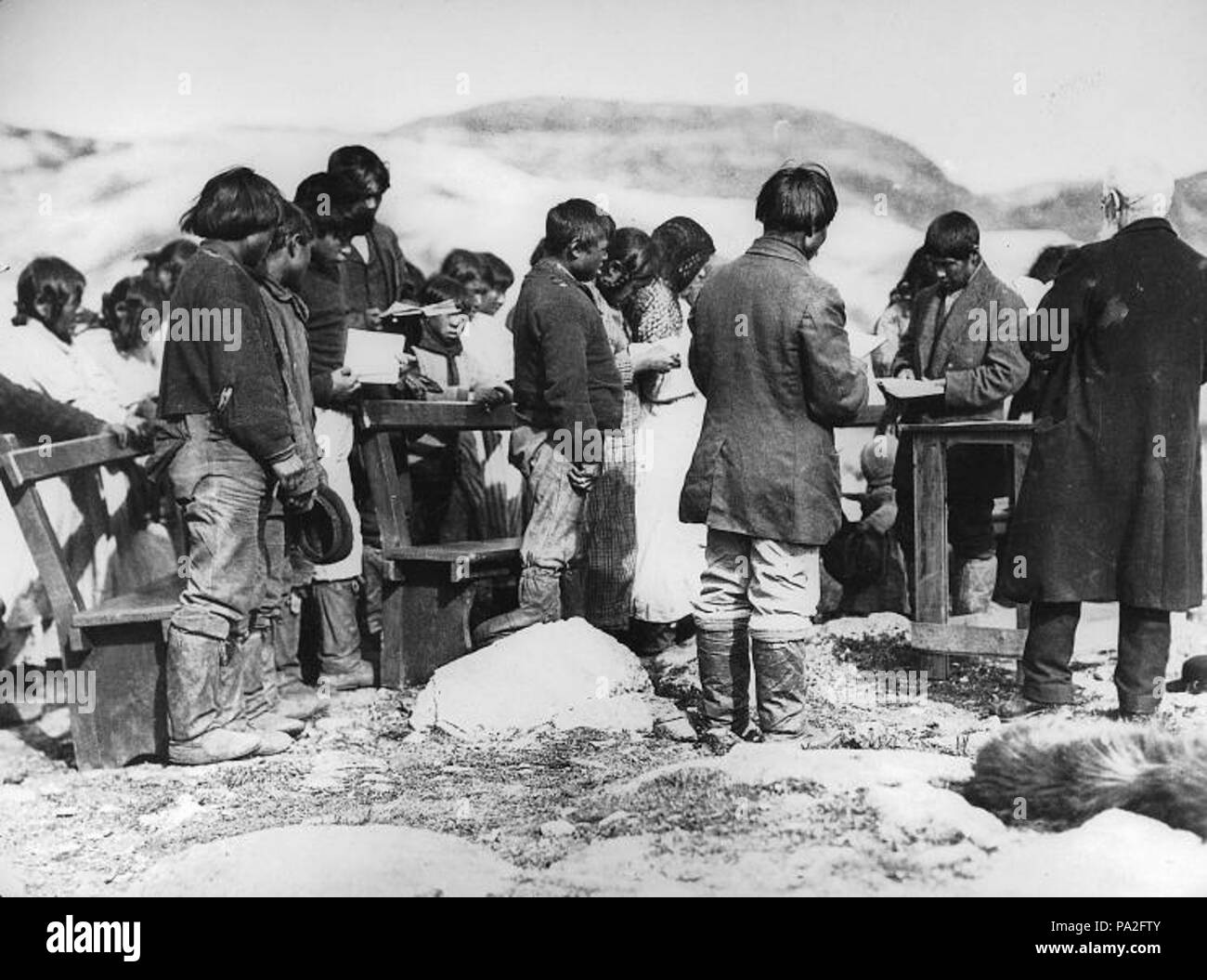 . Anglais : Photographie, Inuits assistant à un service religieux en plein air, vers 1919, le capitaine George E. Mack, les sels d'argent sur papier monté sur papier - papier albuminé 8 x 11 cm - English : Photographie, Inuits assistant à un service religieux en plein air, vers 1919, le capitaine George E. Mack, sels d'argent sur papier monté sur papier - gélatine argentique 8 x 11 cm - circa 1919 . 209 1919 Blacklead Banque D'Images