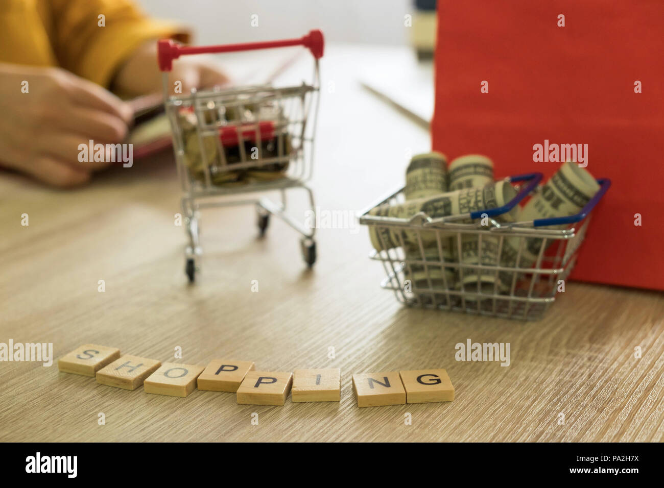 L'argent dans un panier et de la pièce dans un chariot sur la table . Concept d'achat en ligne Banque D'Images