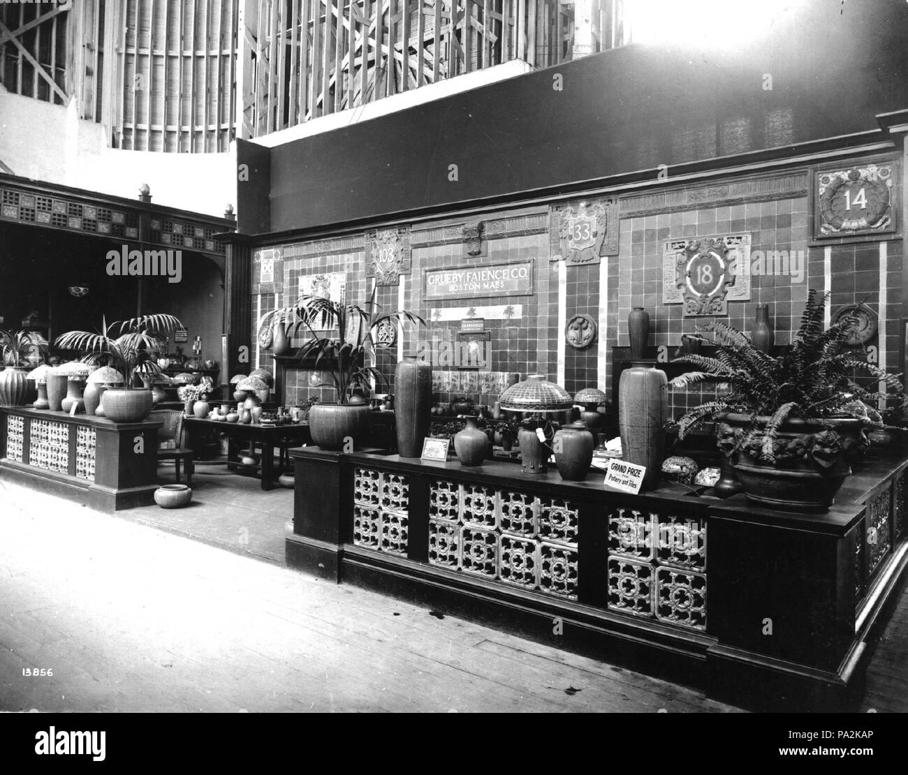 632 Pièce d'art poterie par Grueby Société faïence, Boston, située dans le département de la fabrique à la foire mondiale de 1904 Banque D'Images