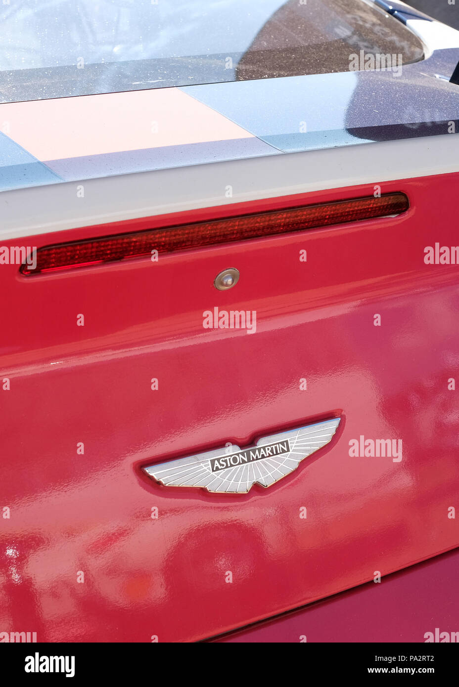 Juillet 2018 - Aston Martin logo sur une voiture rouge à la 25e célébration du Goodwood Festival of Speed Banque D'Images