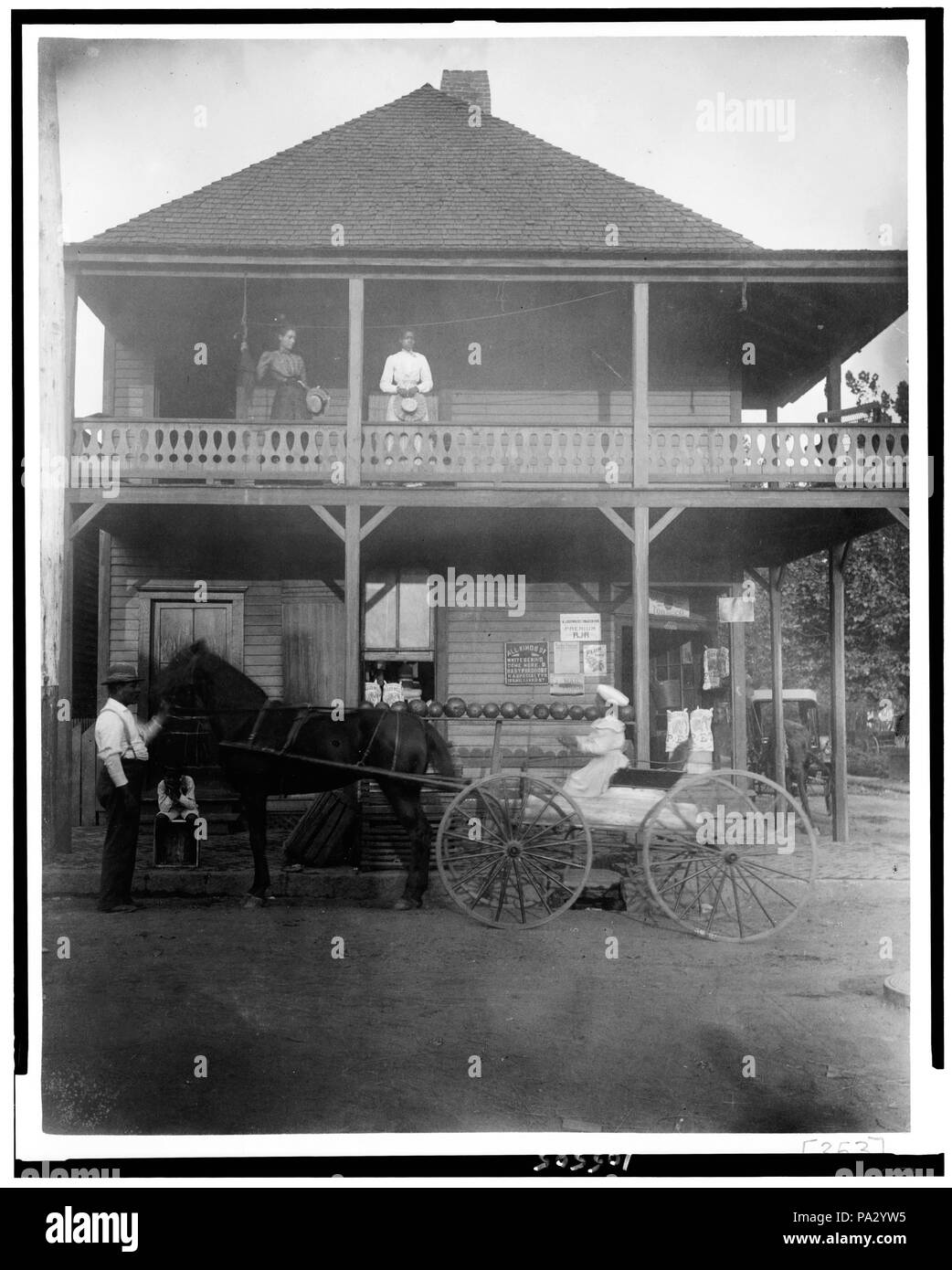 105 les Africains américains et chariot tiré par des chevaux en face de country store, deux femmes debout sur balcon RCAC92512904 Banque D'Images