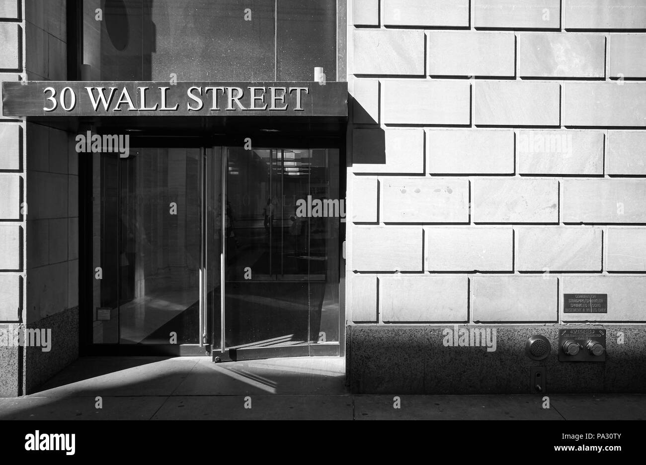New York, USA - 29 juin 2018 : Noir et blanc photo de Wall Street l'entrée du bâtiment et de la façade. Banque D'Images