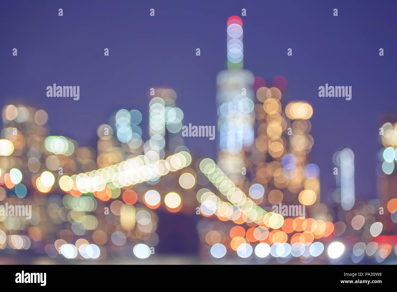Photo floue de New York City skyline at night, tons de couleur photo, urban abstract background. Banque D'Images